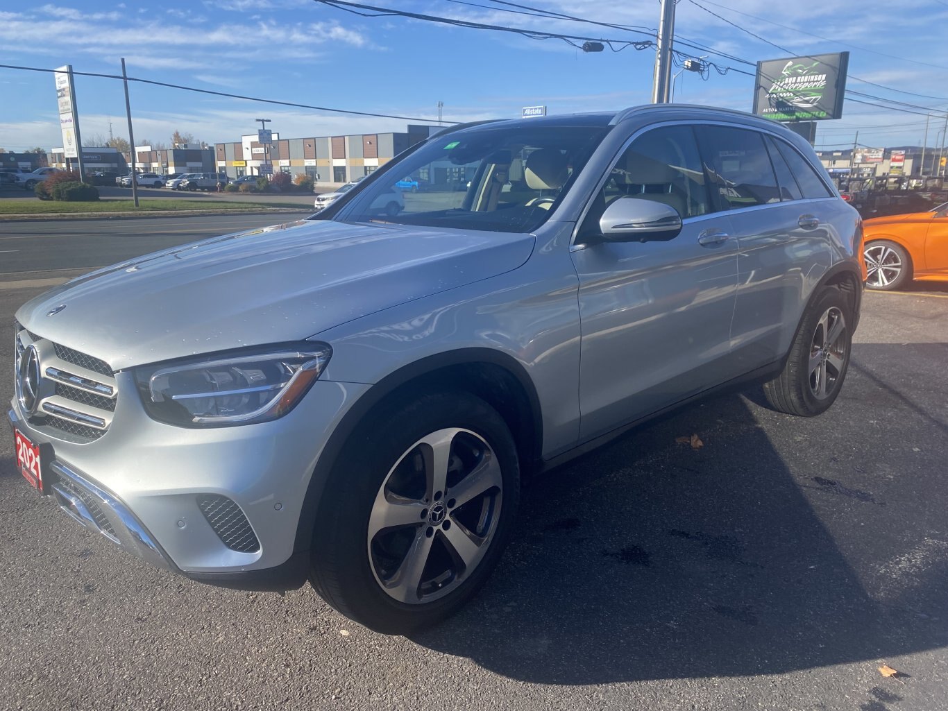 2021 MERCEDEZ BENZ GLC 300 4MATIC AWD WITH LEATHER SEATS, HEATED SEATS, SUNROOF, REARVIEW CAMERA AND NAVIGATION!!
