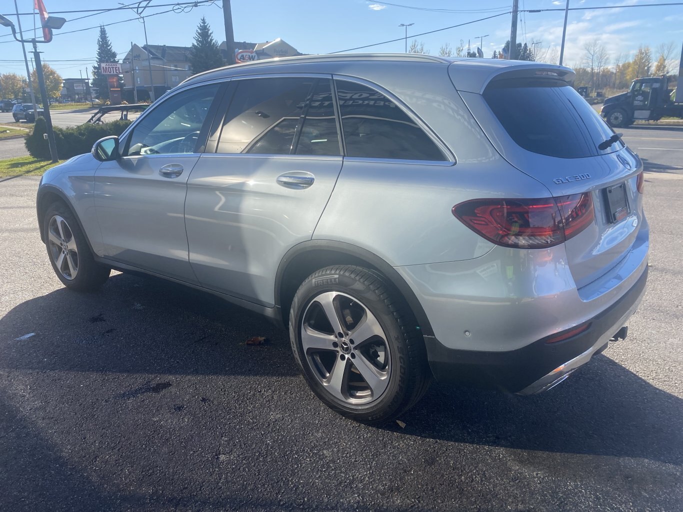 2021 MERCEDEZ BENZ GLC 300 4MATIC AWD WITH LEATHER SEATS, HEATED SEATS, SUNROOF, REARVIEW CAMERA AND NAVIGATION!!