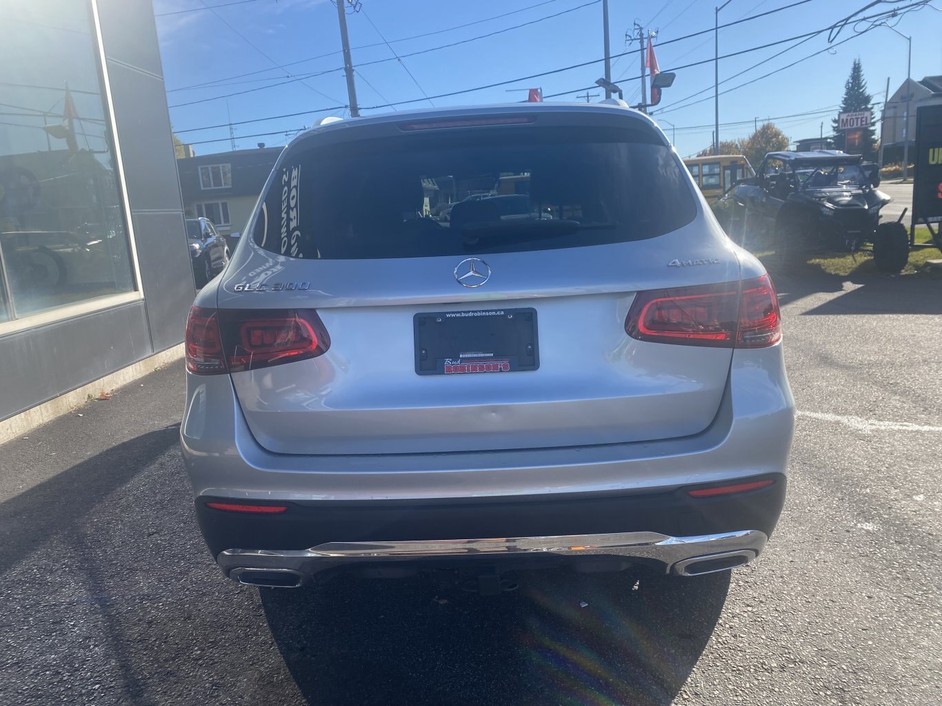 2021 MERCEDEZ BENZ GLC 300 4MATIC AWD WITH LEATHER SEATS, HEATED SEATS, SUNROOF, REARVIEW CAMERA AND NAVIGATION!!