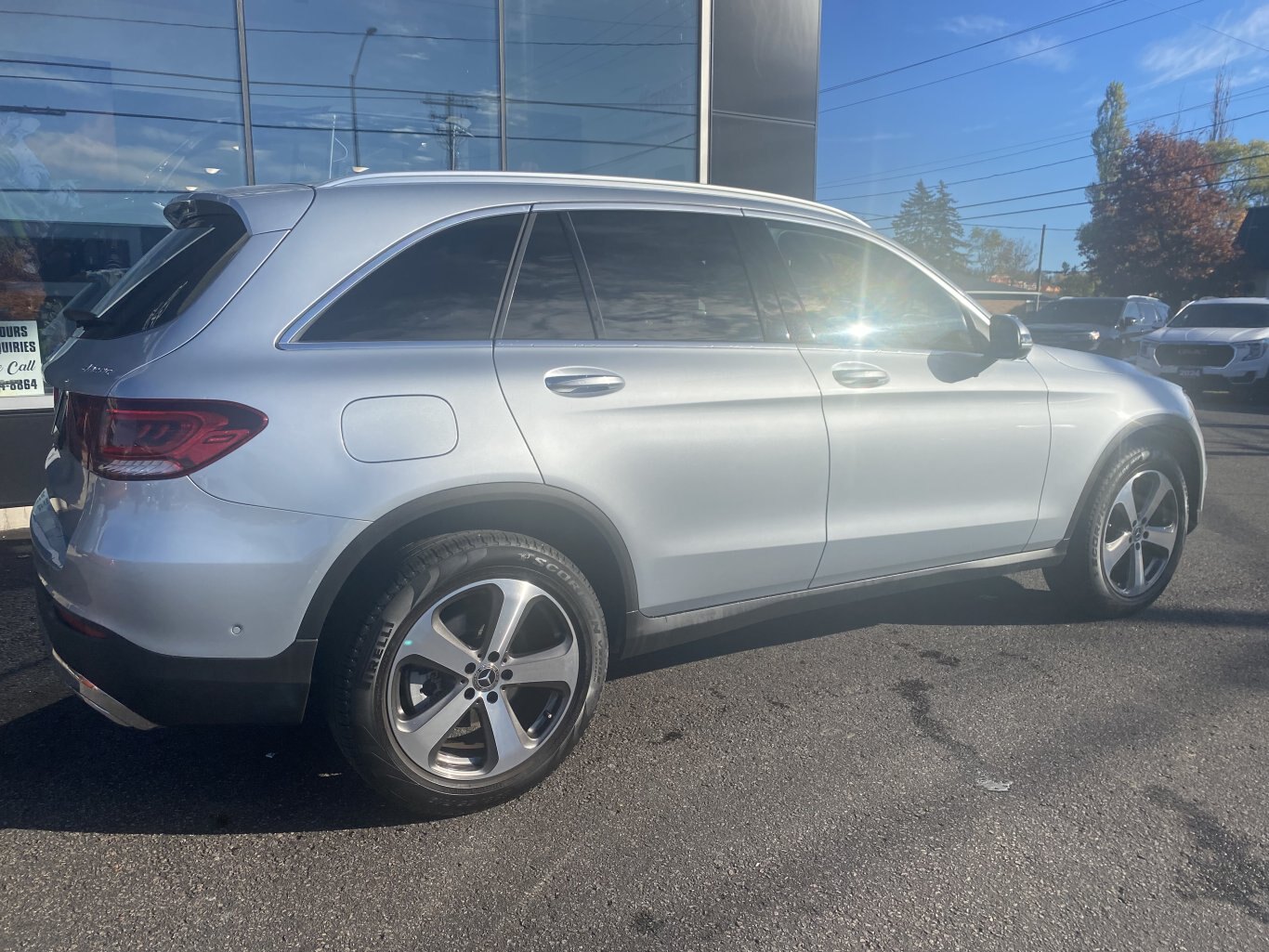 2021 MERCEDEZ BENZ GLC 300 4MATIC AWD WITH LEATHER SEATS, HEATED SEATS, SUNROOF, REARVIEW CAMERA AND NAVIGATION!!