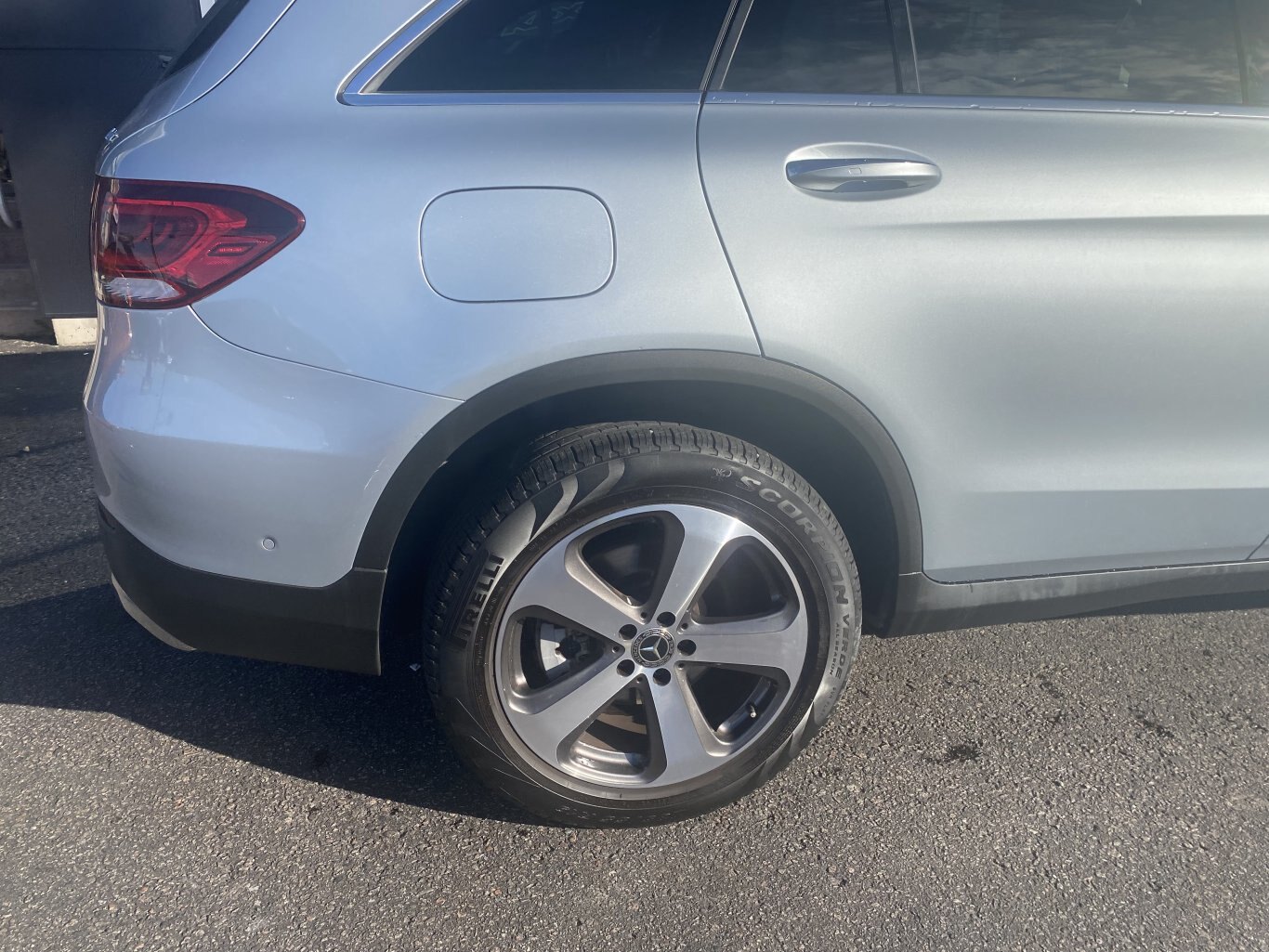 2021 MERCEDEZ BENZ GLC 300 4MATIC AWD WITH LEATHER SEATS, HEATED SEATS, SUNROOF, REARVIEW CAMERA AND NAVIGATION!!