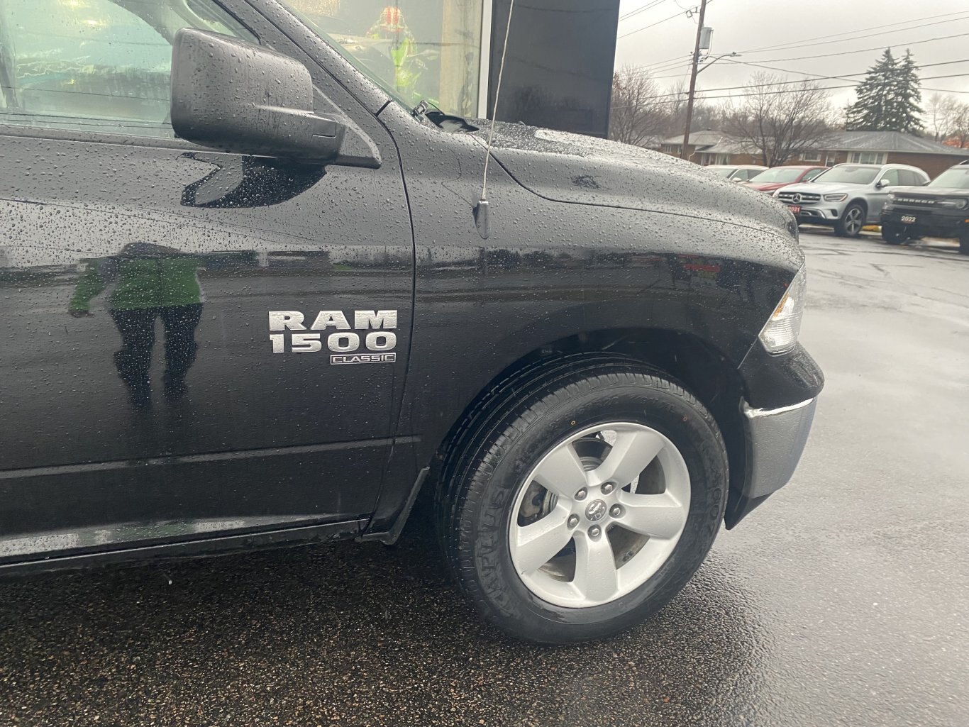 2023 RAM 1500 CLASSIC SLT 4X4 CREWCAB (PREVIOUS RENTAL) WITH REARVIEW CAMERA!!