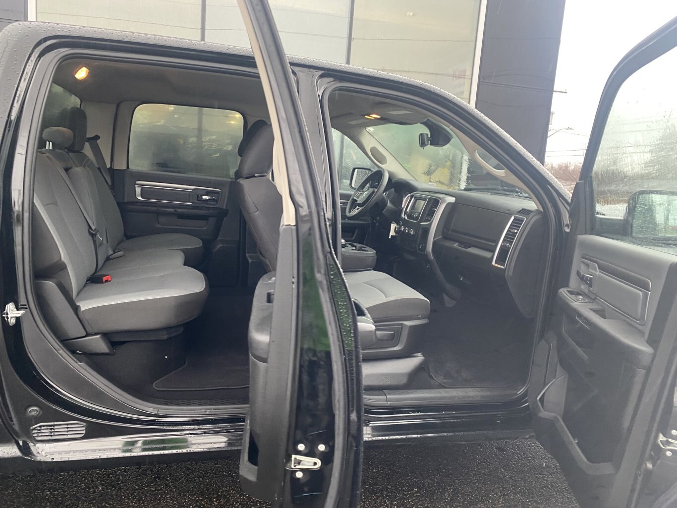 2023 RAM 1500 CLASSIC SLT 4X4 CREWCAB (PREVIOUS RENTAL) WITH REARVIEW CAMERA!!