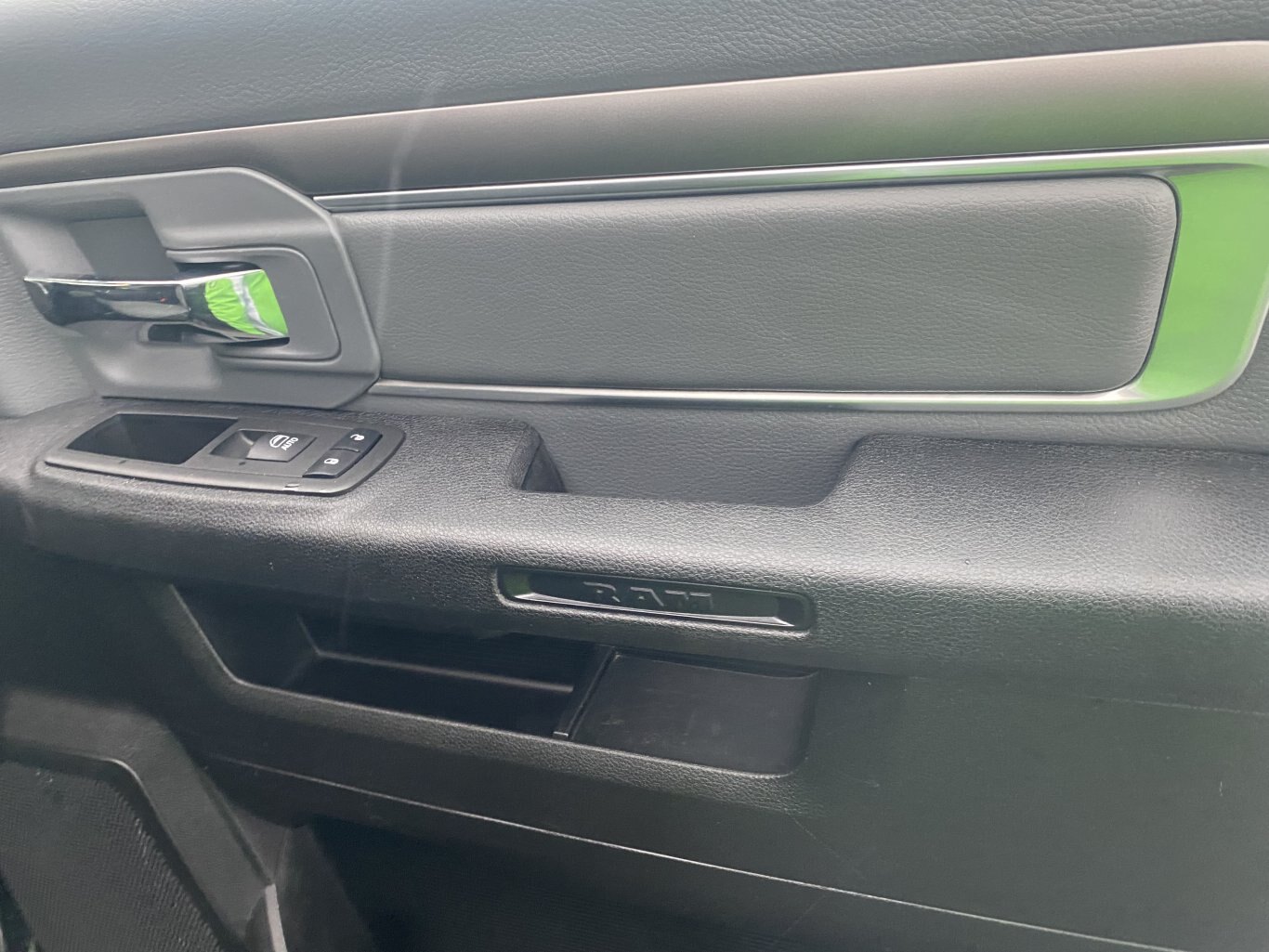 2023 RAM 1500 CLASSIC SLT 4X4 CREWCAB (PREVIOUS RENTAL) WITH REARVIEW CAMERA!!