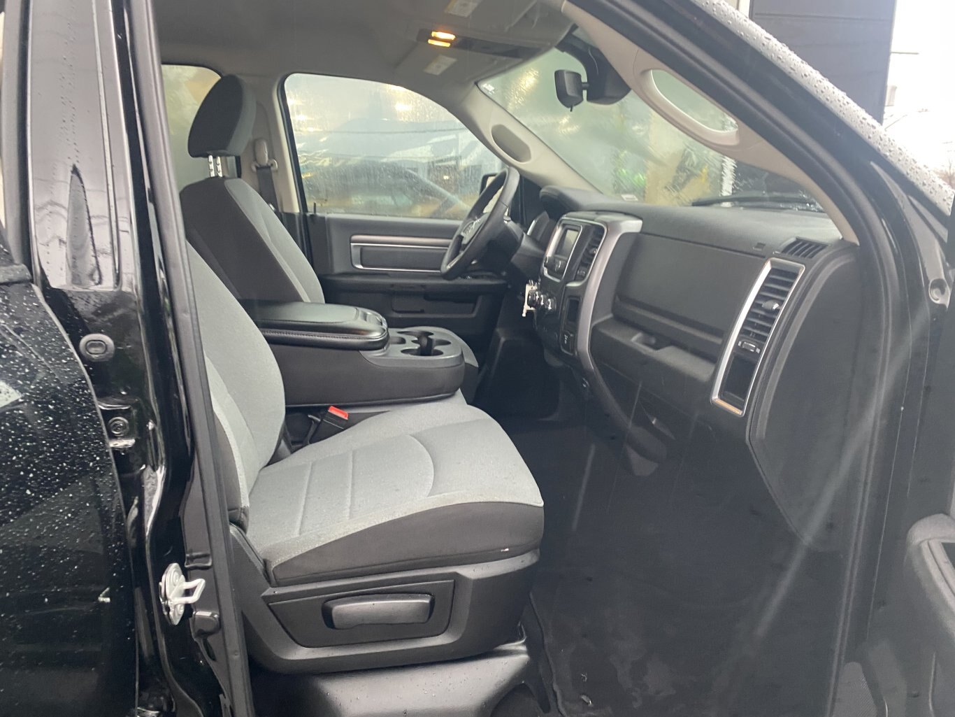 2023 RAM 1500 CLASSIC SLT 4X4 CREWCAB (PREVIOUS RENTAL) WITH REARVIEW CAMERA!!