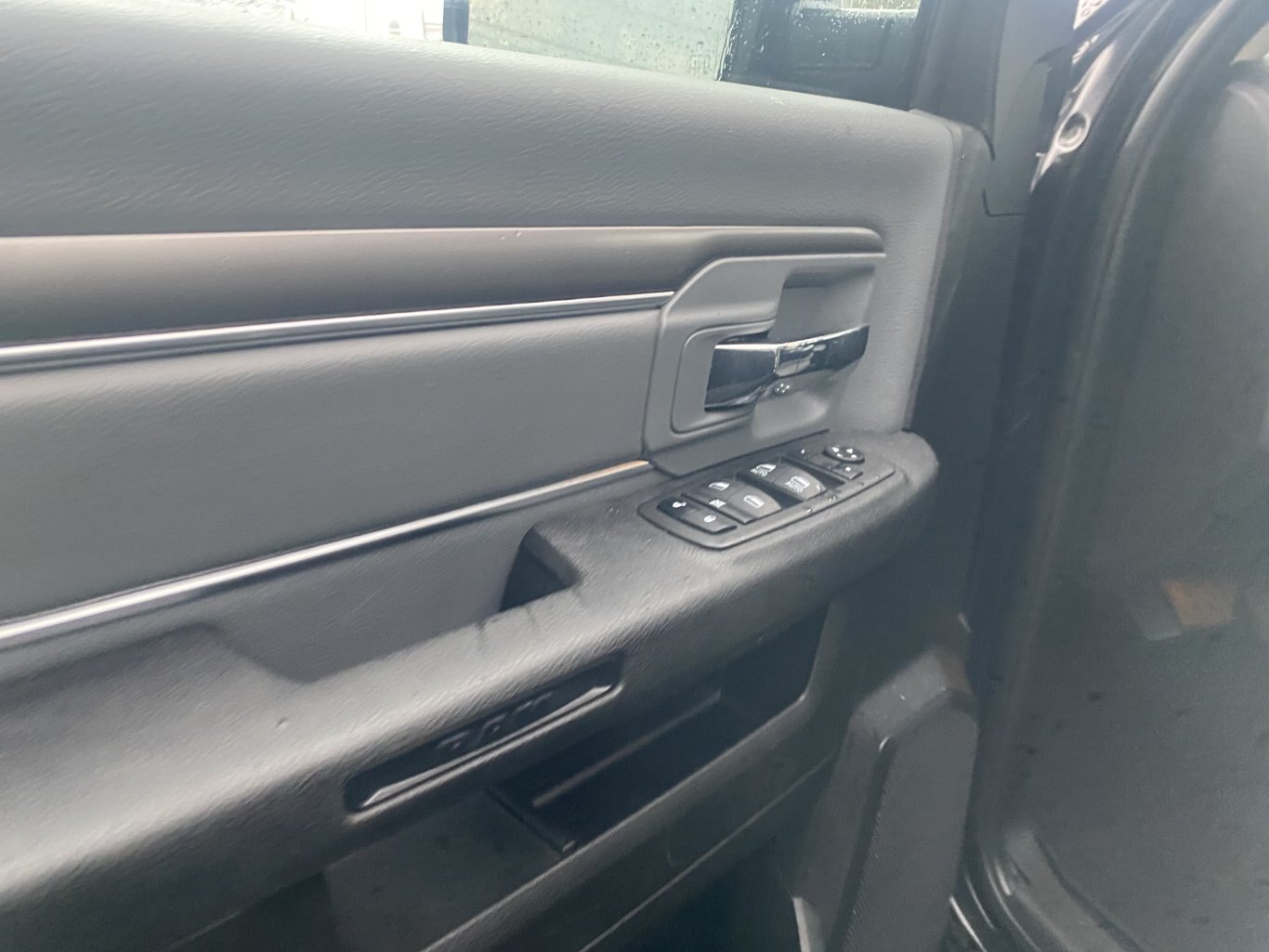 2023 RAM 1500 CLASSIC SLT 4X4 CREWCAB (PREVIOUS RENTAL) WITH REARVIEW CAMERA!!