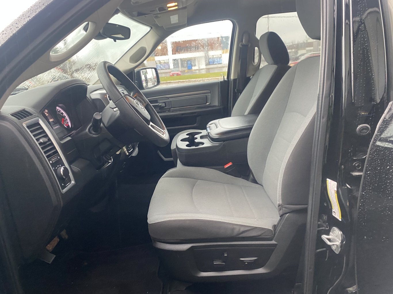 2023 RAM 1500 CLASSIC SLT 4X4 CREWCAB (PREVIOUS RENTAL) WITH REARVIEW CAMERA!!