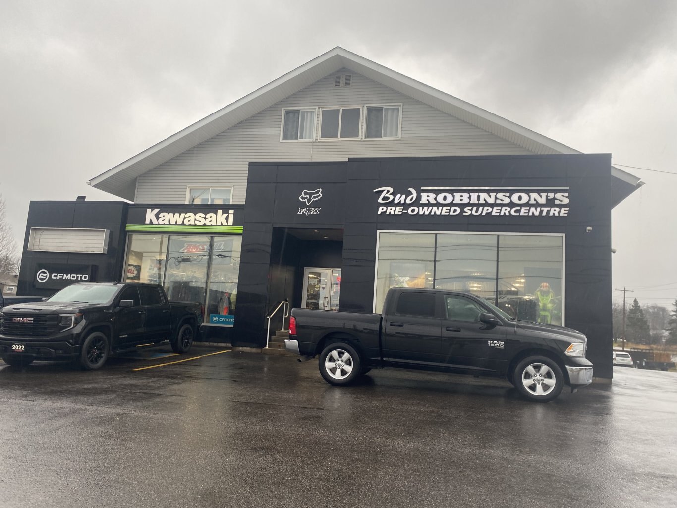 2023 RAM 1500 CLASSIC SLT 4X4 CREWCAB (PREVIOUS RENTAL) WITH REARVIEW CAMERA!!