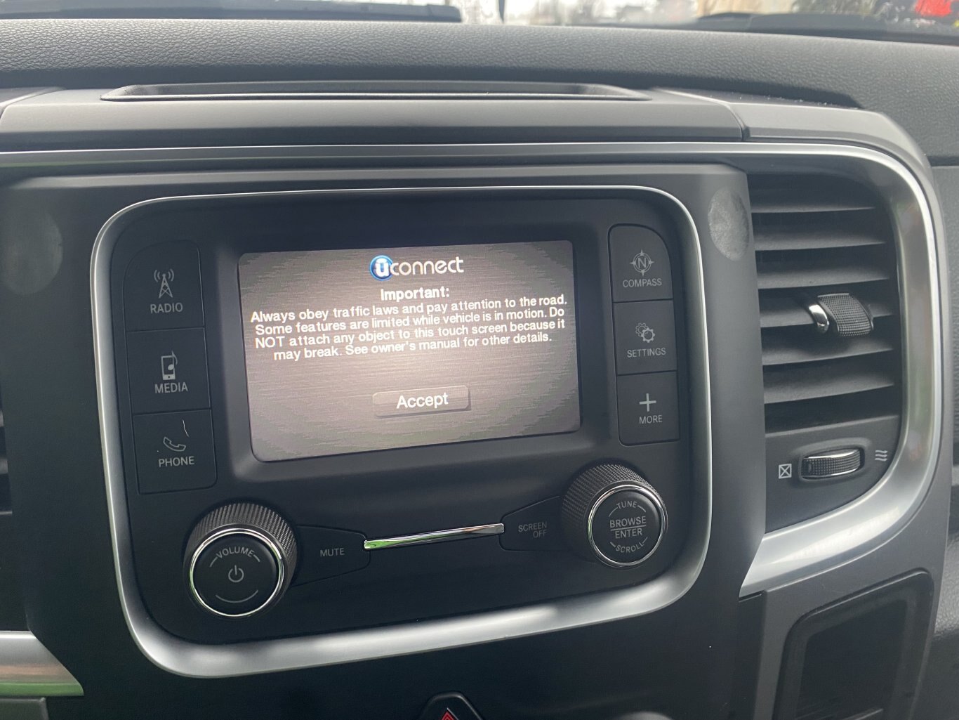 2023 RAM 1500 CLASSIC SLT 4X4 CREWCAB (PREVIOUS RENTAL) WITH REARVIEW CAMERA!!