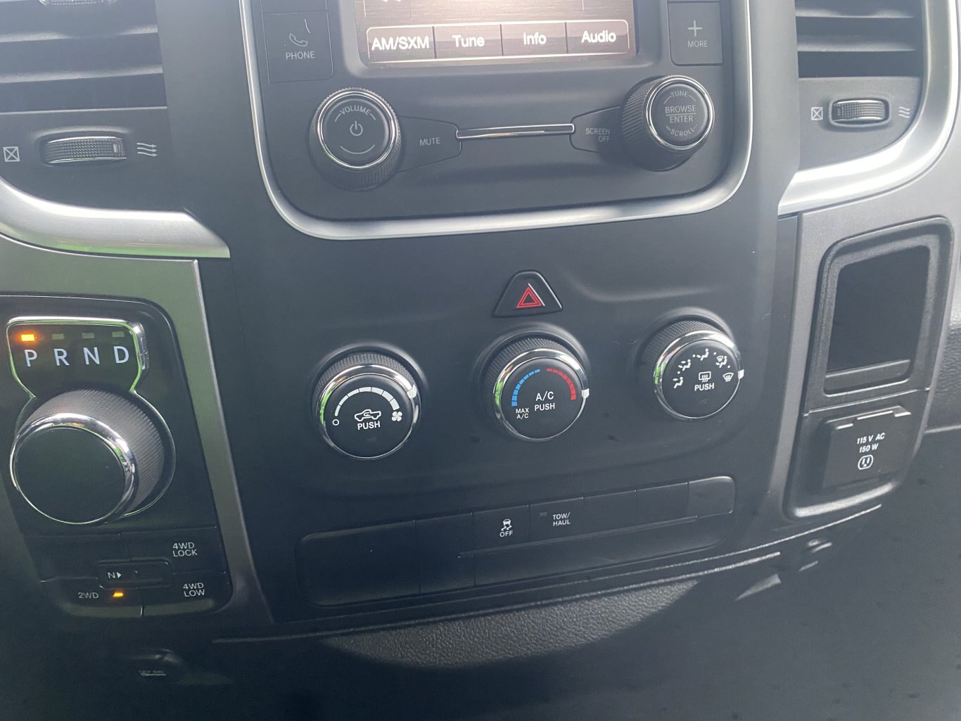 2023 RAM 1500 CLASSIC SLT 4X4 CREWCAB (PREVIOUS RENTAL) WITH REARVIEW CAMERA!!