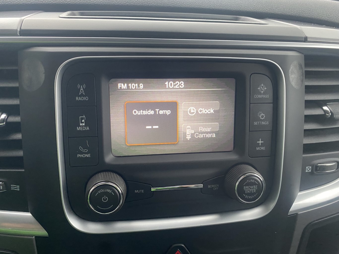 2023 RAM 1500 CLASSIC SLT 4X4 CREWCAB (PREVIOUS RENTAL) WITH REARVIEW CAMERA!!