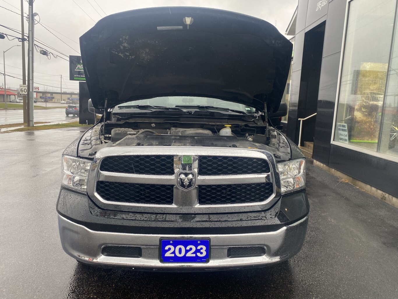 2023 RAM 1500 CLASSIC SLT 4X4 CREWCAB (PREVIOUS RENTAL) WITH REARVIEW CAMERA!!