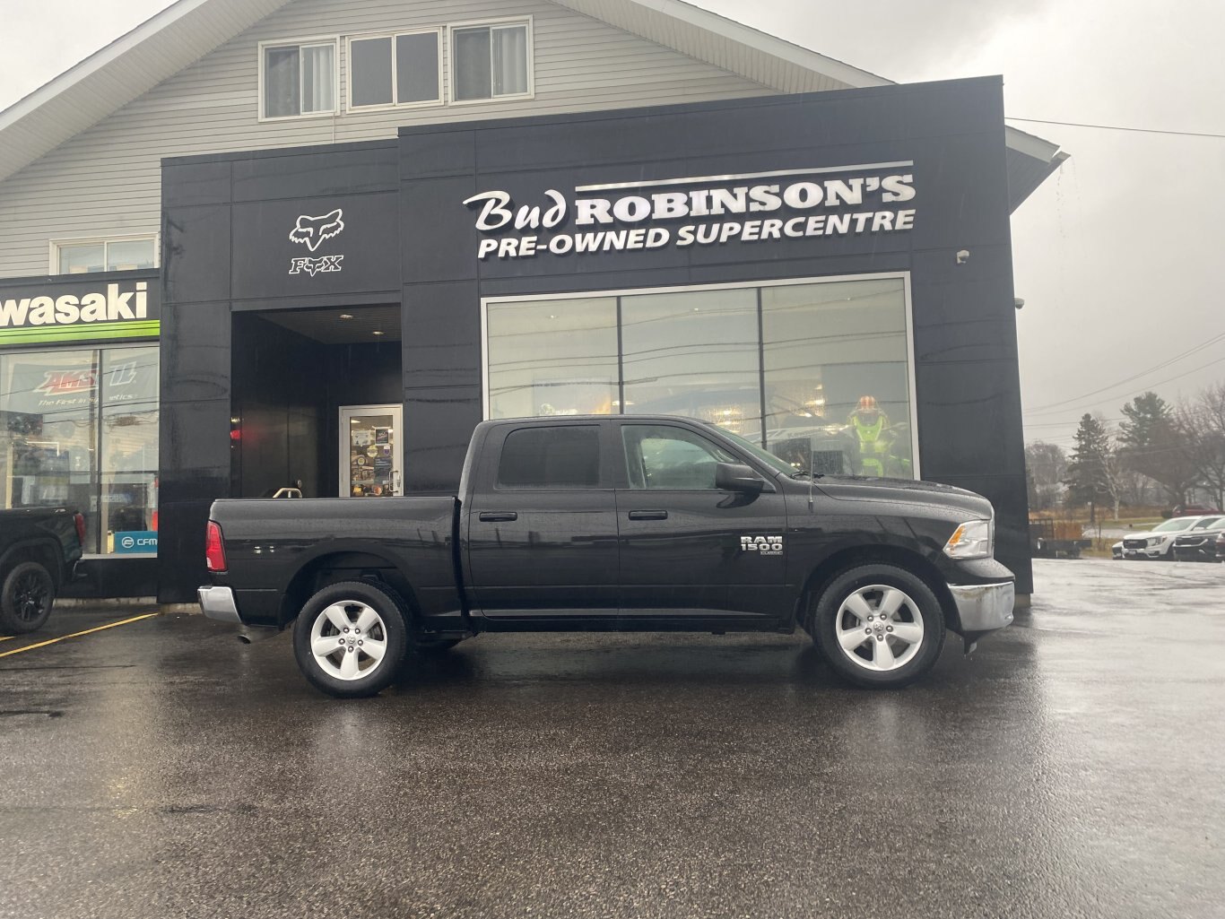 2023 RAM 1500 CLASSIC SLT 4X4 CREWCAB (PREVIOUS RENTAL) WITH REARVIEW CAMERA!!