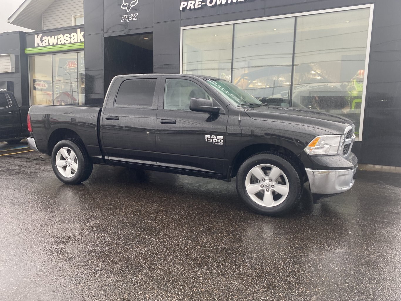 2023 RAM 1500 CLASSIC SLT 4X4 CREWCAB (PREVIOUS RENTAL) WITH REARVIEW CAMERA!!