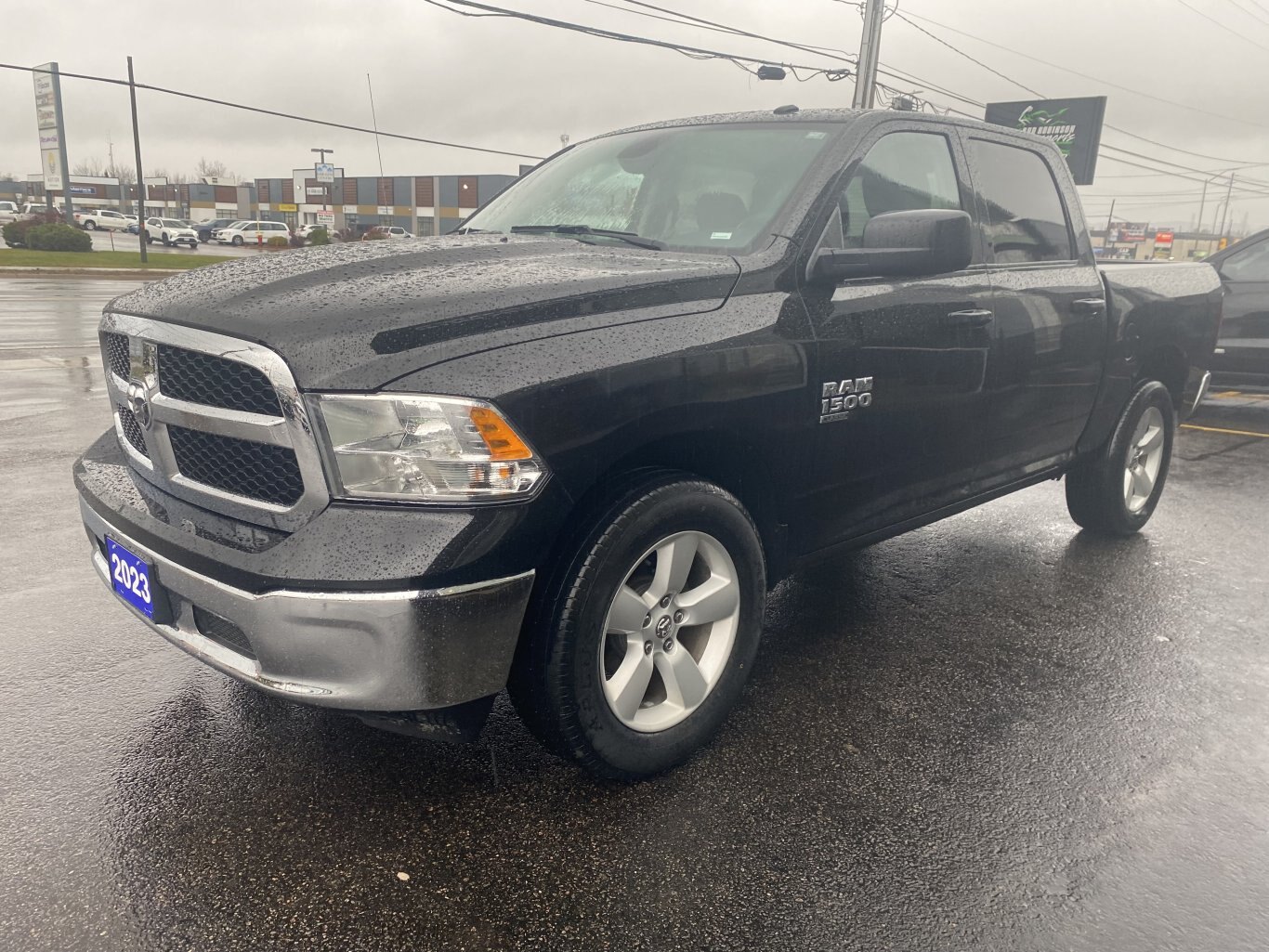 2023 RAM 1500 CLASSIC SLT 4X4 CREWCAB (PREVIOUS RENTAL) WITH REARVIEW CAMERA!!