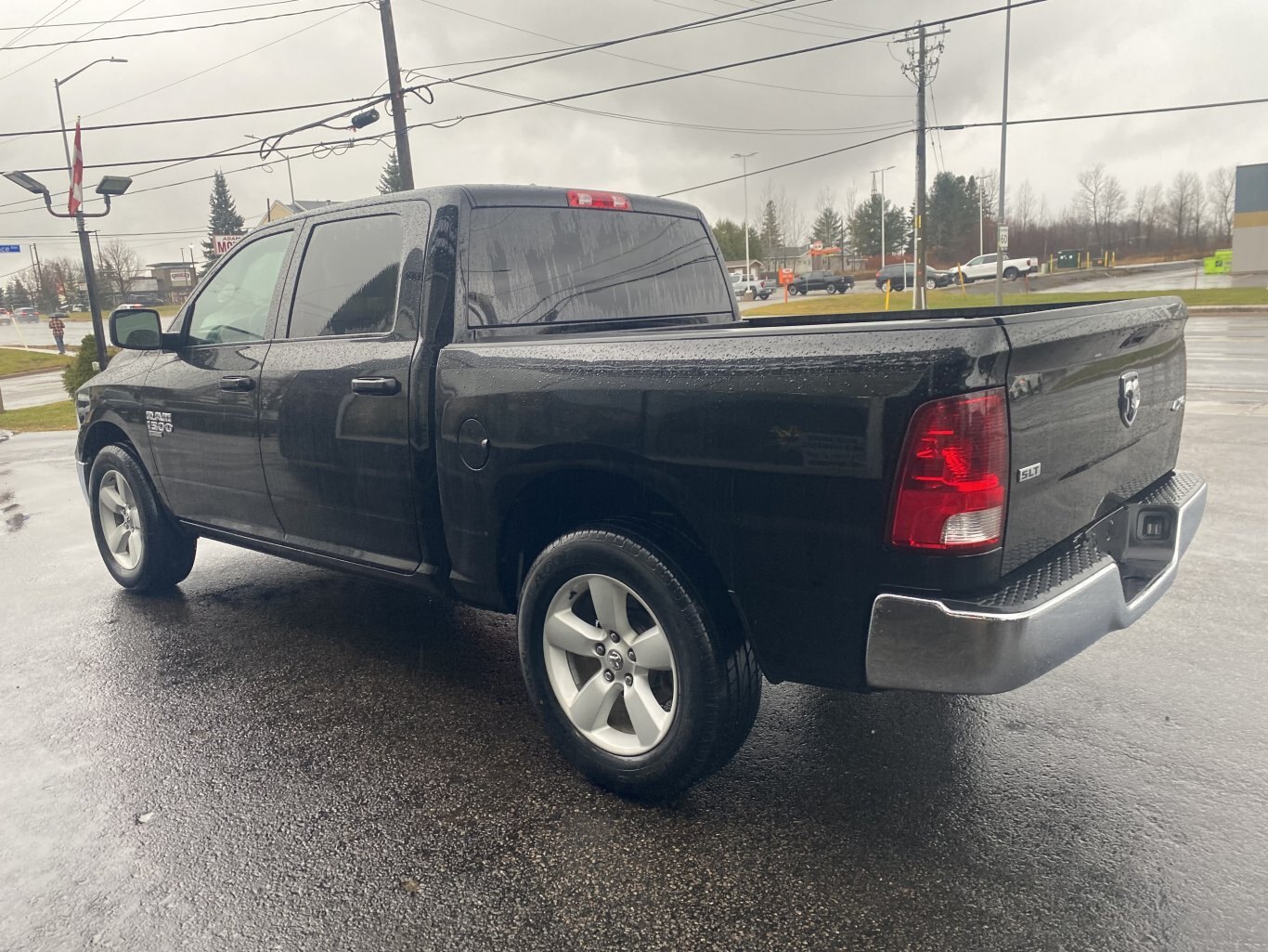 2023 RAM 1500 CLASSIC SLT 4X4 CREWCAB (PREVIOUS RENTAL) WITH REARVIEW CAMERA!!