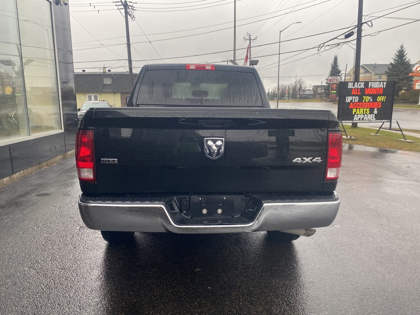 2023 RAM 1500 CLASSIC SLT 4X4 CREWCAB (PREVIOUS RENTAL) WITH REARVIEW CAMERA!!