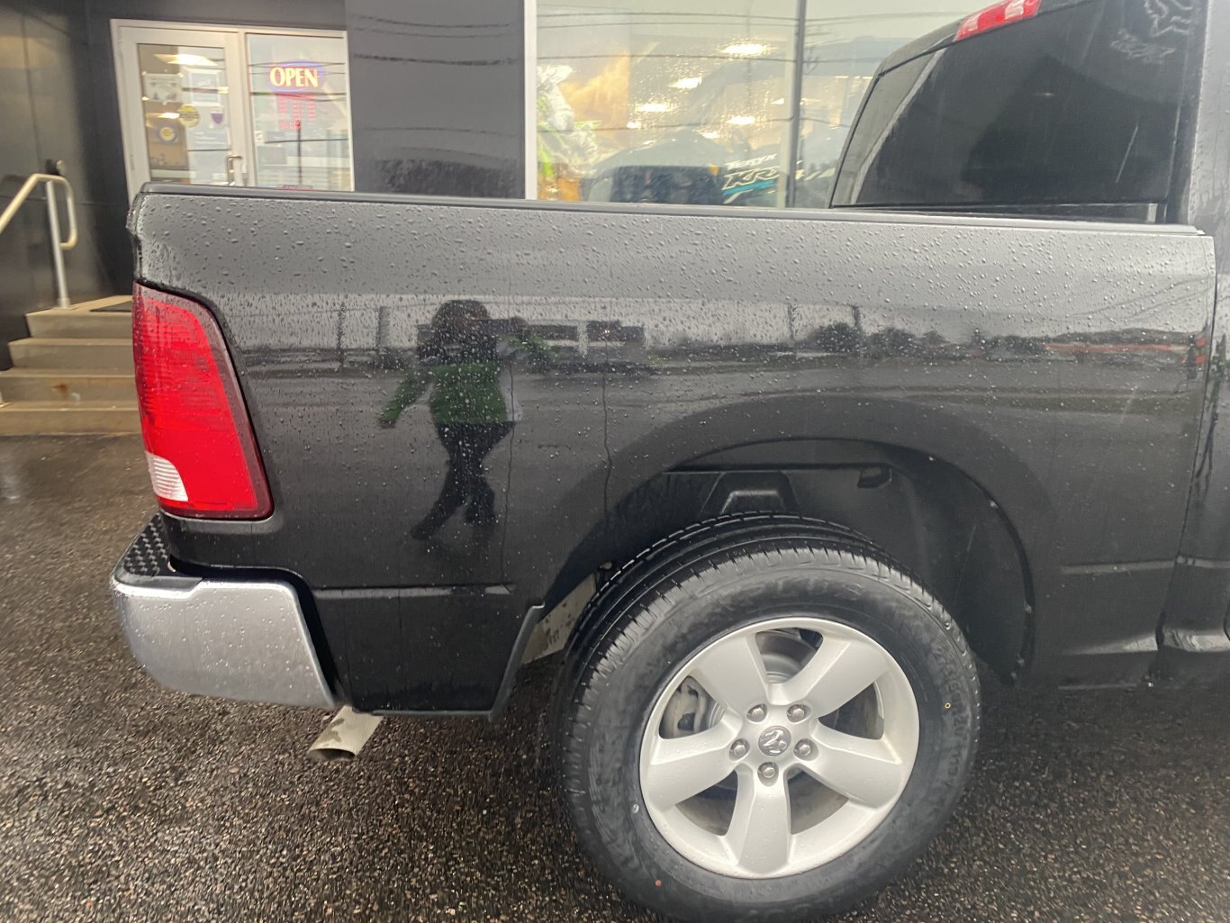 2023 RAM 1500 CLASSIC SLT 4X4 CREWCAB (PREVIOUS RENTAL) WITH REARVIEW CAMERA!!