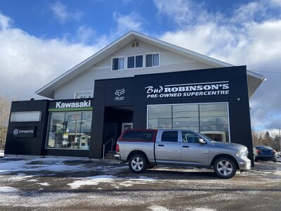 2023 RAM 1500 CLASSIC SLT 4X4 CREWCAB (PREVIOUS RENTAL)  WITH RAIDER TRUCK CAP AND REARVIEW CAMERA!!