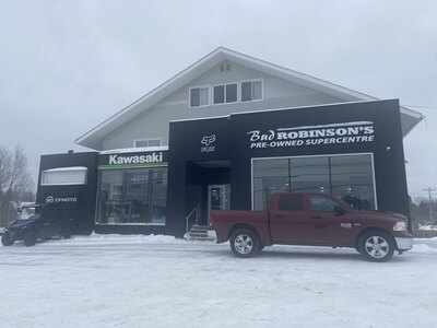 2023 RAM 1500 CLASSIC SLT 4X4 CREWCAB (PREVIOUS RENTAL) 5.7L HEMI WITH REARVIEW CAMERA!!