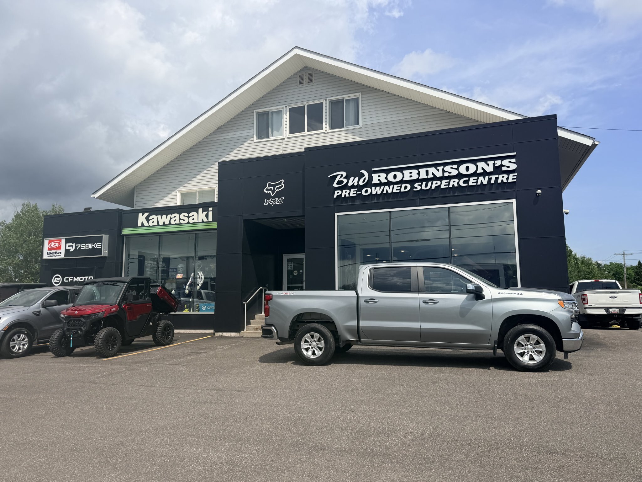 2023 CHEVROLET SILVERADO 1500 LT 4X4 CREWCAB (PREVIOUS RENTAL) WITH HEATED SEATS, HEATED STEERING WHEEL AND REARVIEW CAMERA!!