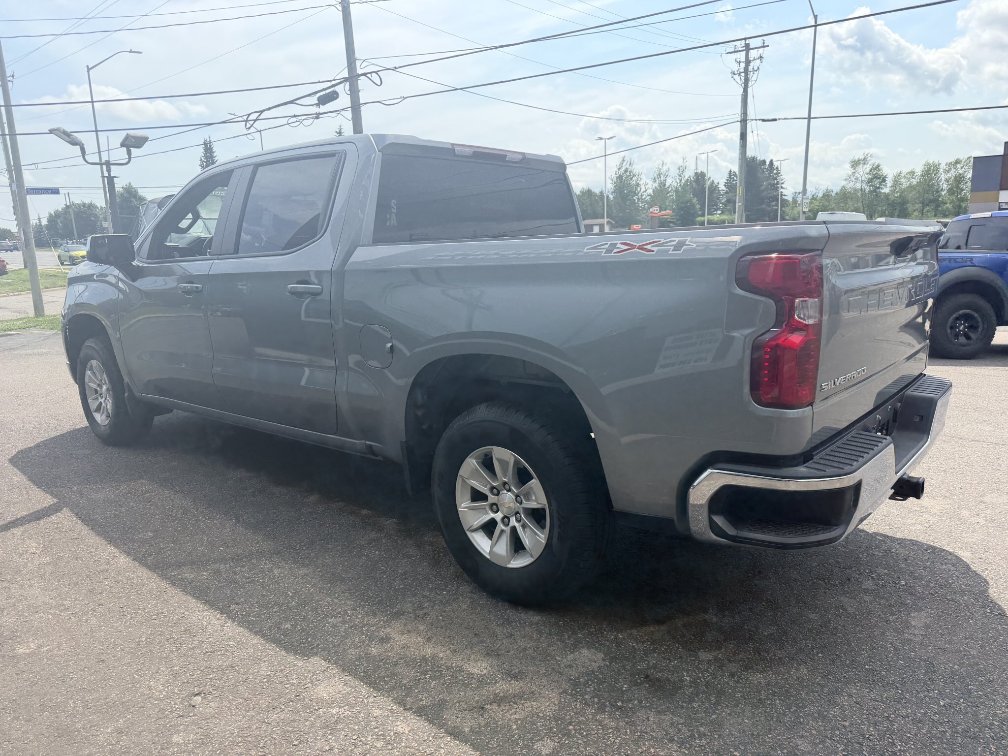 2023 CHEVROLET SILVERADO 1500 LT 4X4 CREWCAB (PREVIOUS RENTAL) WITH HEATED SEATS, HEATED STEERING WHEEL AND REARVIEW CAMERA!!