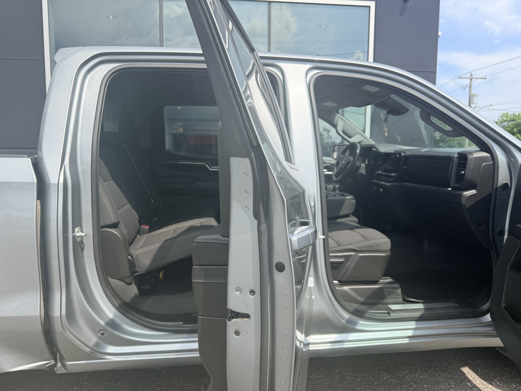 2023 CHEVROLET SILVERADO 1500 LT 4X4 CREWCAB (PREVIOUS RENTAL) WITH HEATED SEATS, HEATED STEERING WHEEL AND REARVIEW CAMERA!!