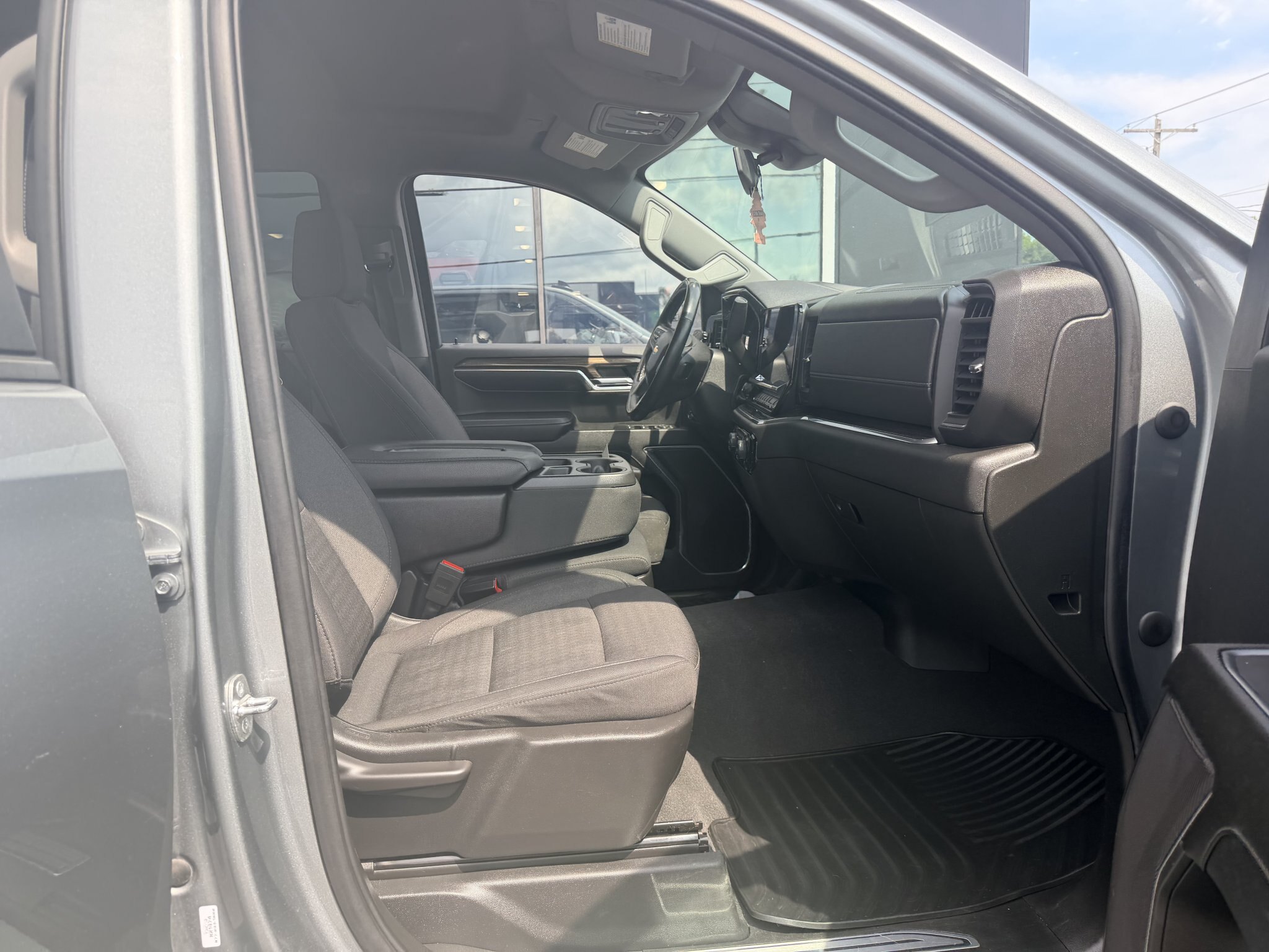 2023 CHEVROLET SILVERADO 1500 LT 4X4 CREWCAB (PREVIOUS RENTAL) WITH HEATED SEATS, HEATED STEERING WHEEL AND REARVIEW CAMERA!!