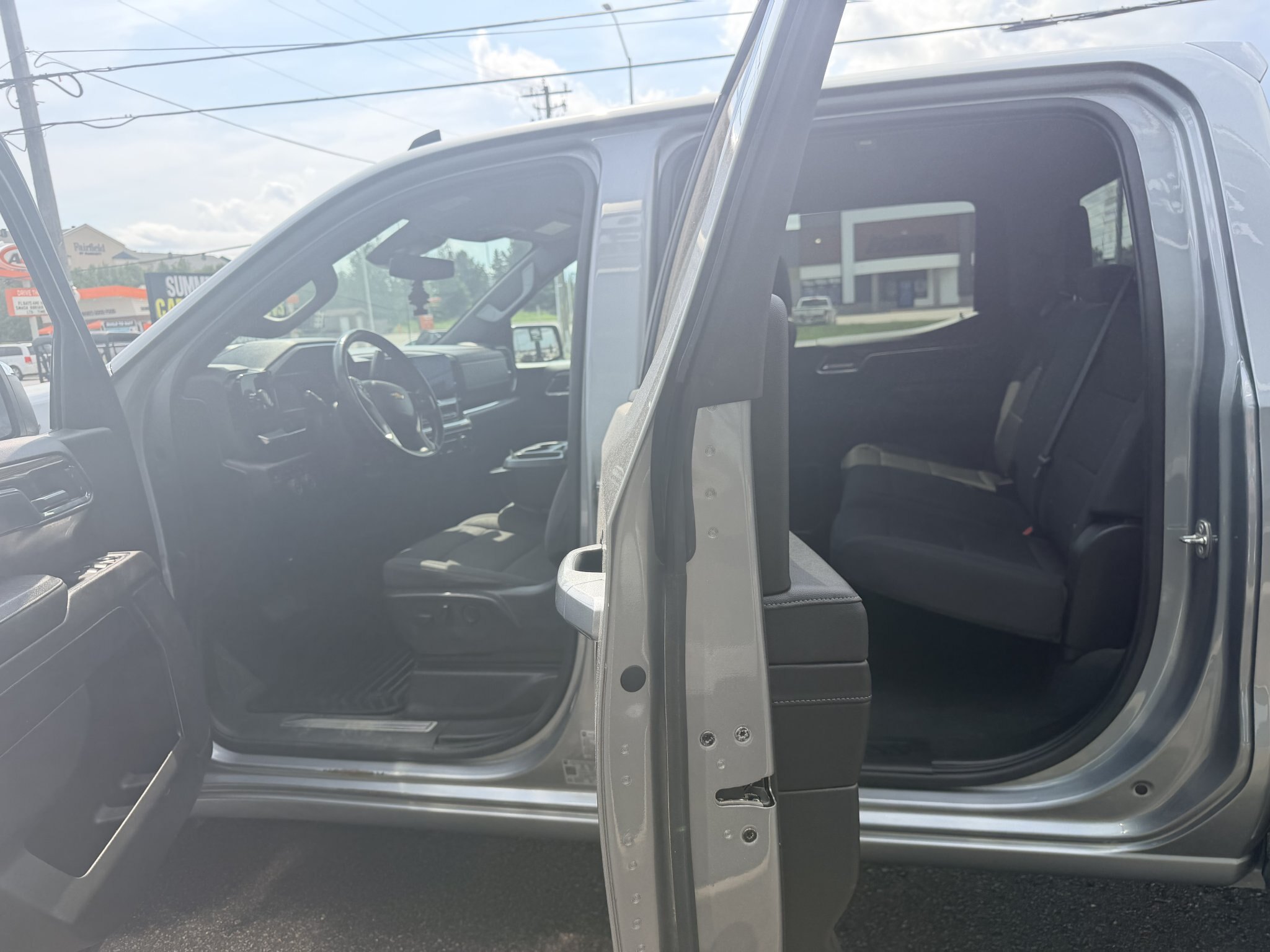 2023 CHEVROLET SILVERADO 1500 LT 4X4 CREWCAB (PREVIOUS RENTAL) WITH HEATED SEATS, HEATED STEERING WHEEL AND REARVIEW CAMERA!!