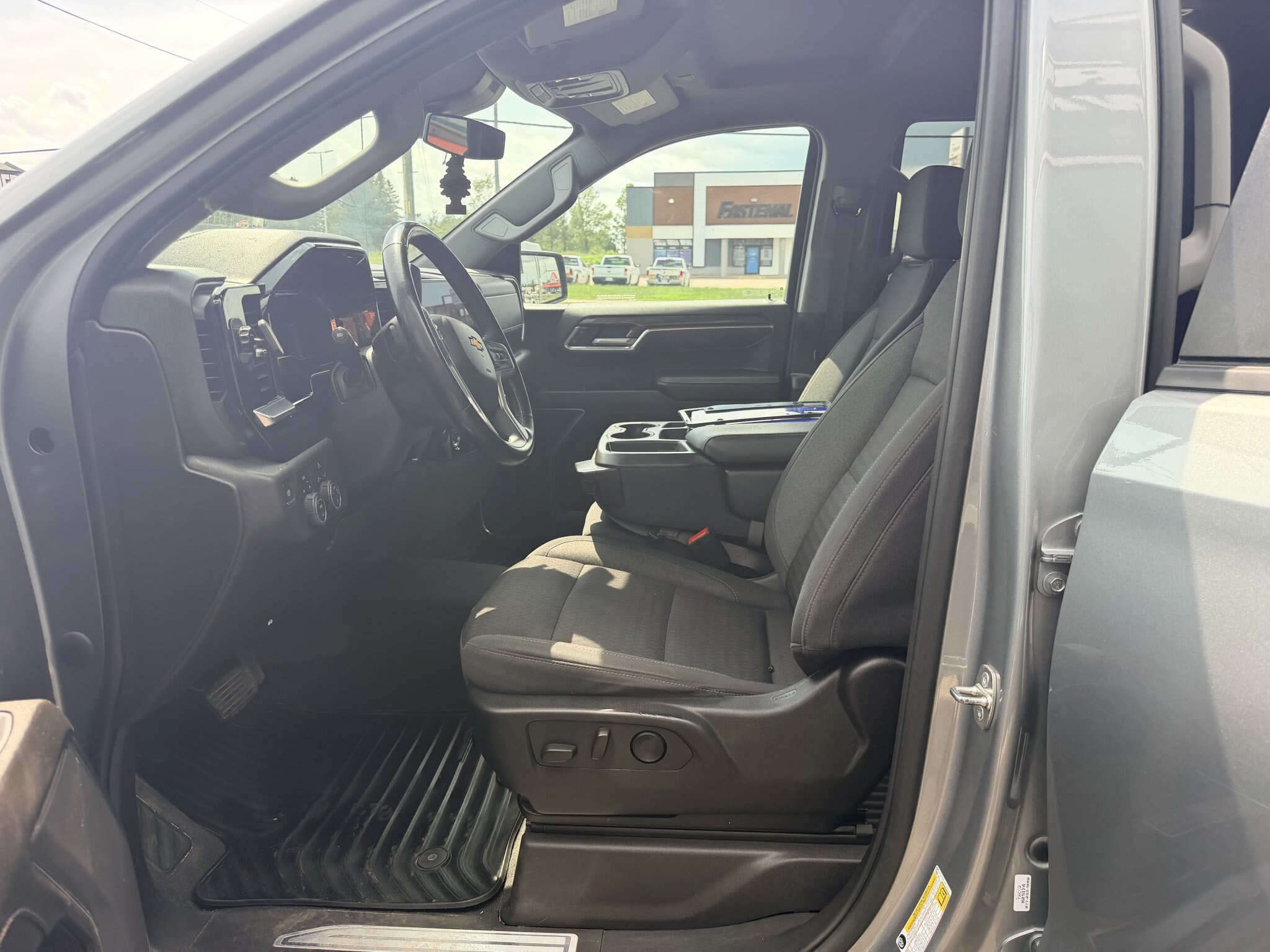 2023 CHEVROLET SILVERADO 1500 LT 4X4 CREWCAB (PREVIOUS RENTAL) WITH HEATED SEATS, HEATED STEERING WHEEL AND REARVIEW CAMERA!!