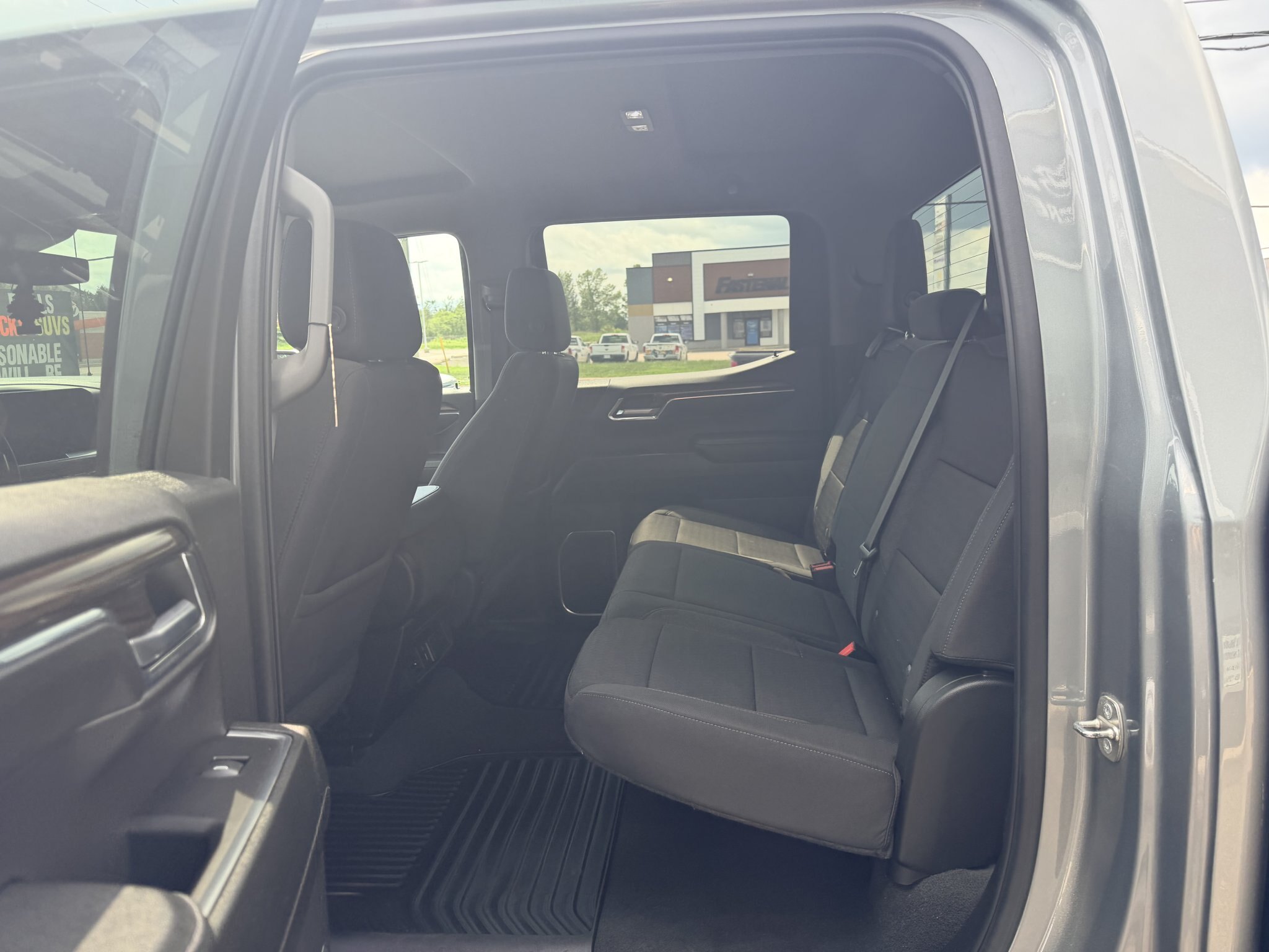 2023 CHEVROLET SILVERADO 1500 LT 4X4 CREWCAB (PREVIOUS RENTAL) WITH HEATED SEATS, HEATED STEERING WHEEL AND REARVIEW CAMERA!!