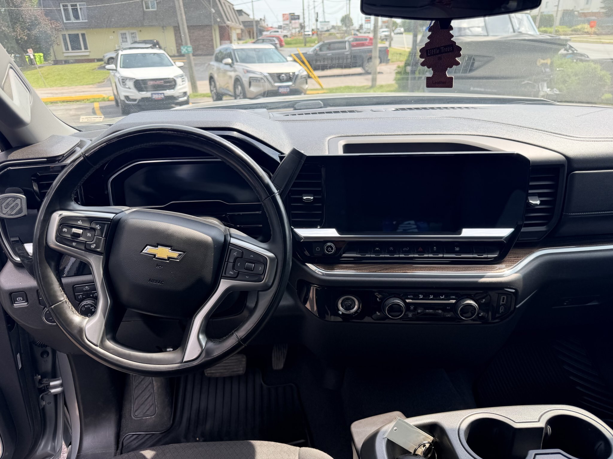 2023 CHEVROLET SILVERADO 1500 LT 4X4 CREWCAB (PREVIOUS RENTAL) WITH HEATED SEATS, HEATED STEERING WHEEL AND REARVIEW CAMERA!!