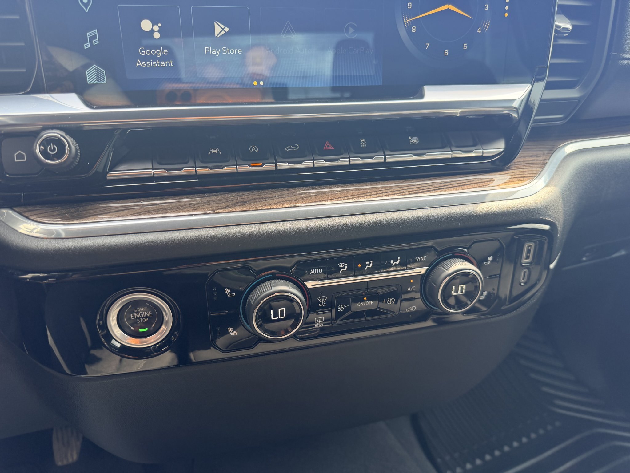 2023 CHEVROLET SILVERADO 1500 LT 4X4 CREWCAB (PREVIOUS RENTAL) WITH HEATED SEATS, HEATED STEERING WHEEL AND REARVIEW CAMERA!!