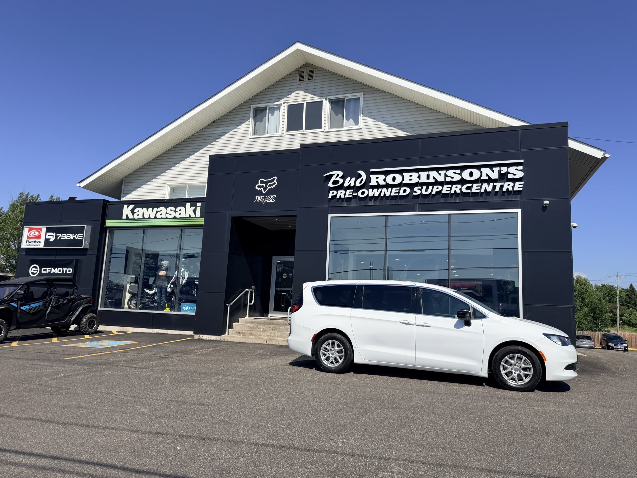 2024 CHRYSLER GRAND CARAVAN SXT FWD WHITE (PREVIOUS RENTAL) 7 PASSENGER SEATING W/REMOTE START, POWER SLIDING DOORS, AND POWER LIFTGATE, HEATED SEATS, HEATED STEERING WHEEL AND REARVIEW CAMERA!!