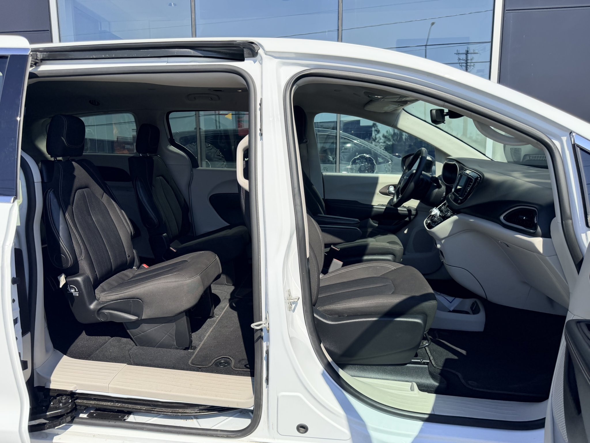 2024 CHRYSLER GRAND CARAVAN SXT FWD WHITE (PREVIOUS RENTAL) 7 PASSENGER SEATING W/REMOTE START, POWER SLIDING DOORS, AND POWER LIFTGATE, HEATED SEATS, HEATED STEERING WHEEL AND REARVIEW CAMERA!!
