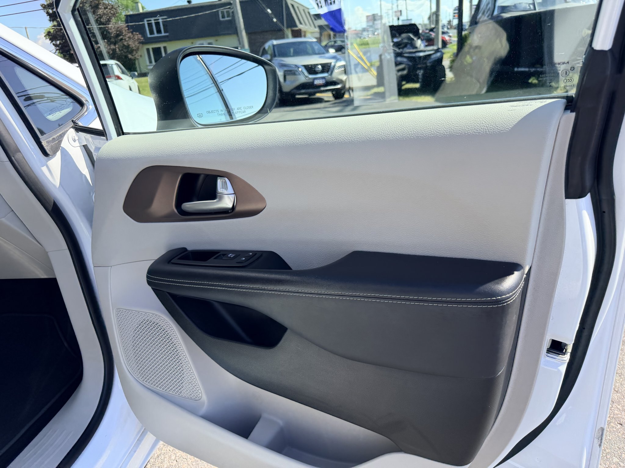 2024 CHRYSLER GRAND CARAVAN SXT FWD WHITE (PREVIOUS RENTAL) 7 PASSENGER SEATING W/REMOTE START, POWER SLIDING DOORS, AND POWER LIFTGATE, HEATED SEATS, HEATED STEERING WHEEL AND REARVIEW CAMERA!!