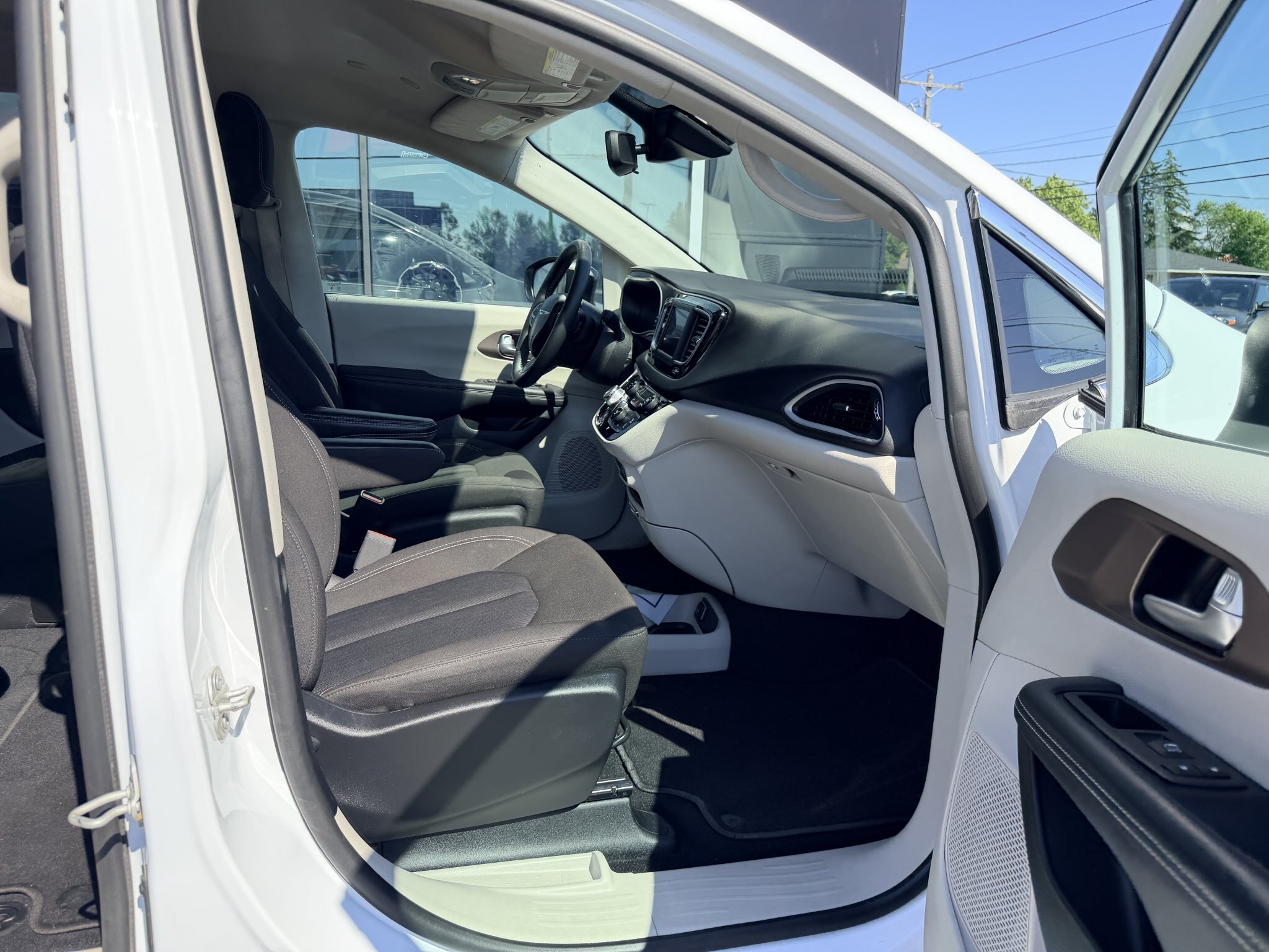 2024 CHRYSLER GRAND CARAVAN SXT FWD WHITE (PREVIOUS RENTAL) 7 PASSENGER SEATING W/REMOTE START, POWER SLIDING DOORS, AND POWER LIFTGATE, HEATED SEATS, HEATED STEERING WHEEL AND REARVIEW CAMERA!!