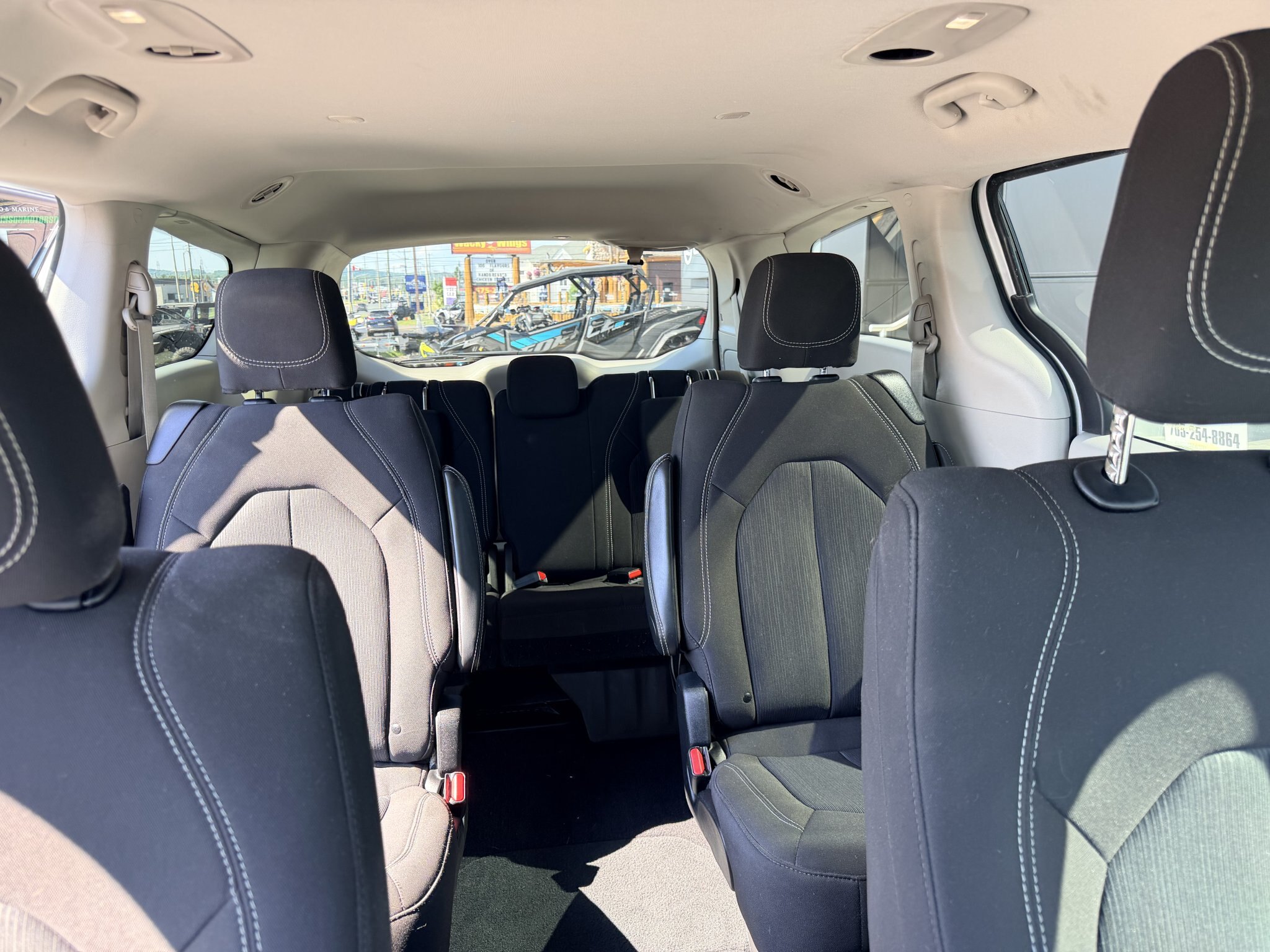 2024 CHRYSLER GRAND CARAVAN SXT FWD WHITE (PREVIOUS RENTAL) 7 PASSENGER SEATING W/REMOTE START, POWER SLIDING DOORS, AND POWER LIFTGATE, HEATED SEATS, HEATED STEERING WHEEL AND REARVIEW CAMERA!!