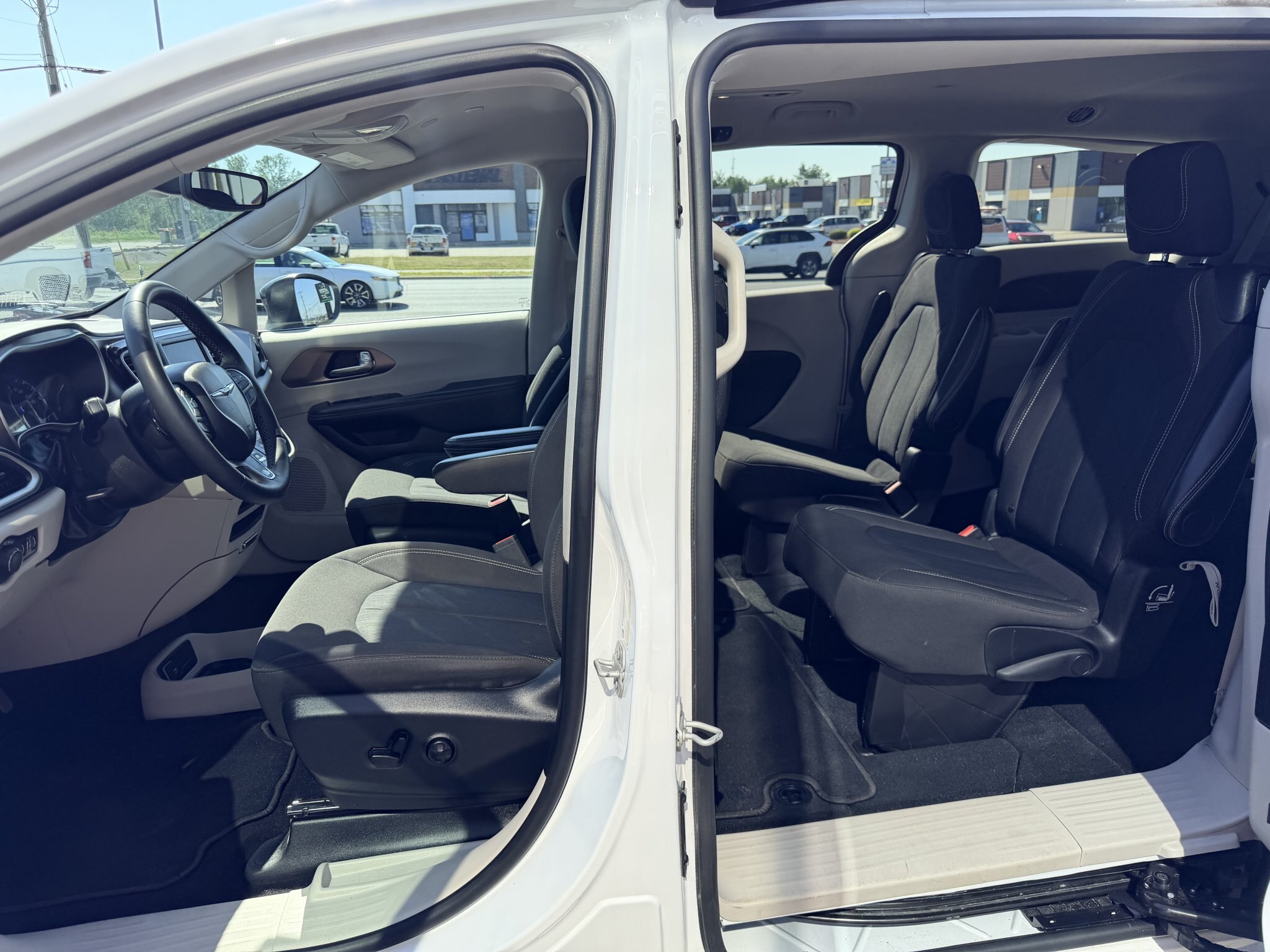 2024 CHRYSLER GRAND CARAVAN SXT FWD WHITE (PREVIOUS RENTAL) 7 PASSENGER SEATING W/REMOTE START, POWER SLIDING DOORS, AND POWER LIFTGATE, HEATED SEATS, HEATED STEERING WHEEL AND REARVIEW CAMERA!!