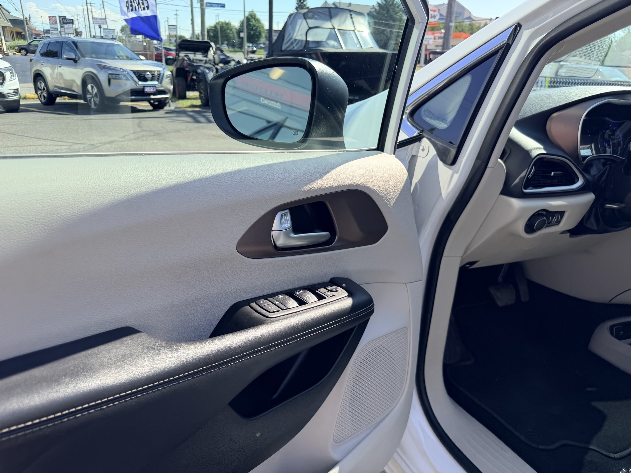 2024 CHRYSLER GRAND CARAVAN SXT FWD WHITE (PREVIOUS RENTAL) 7 PASSENGER SEATING W/REMOTE START, POWER SLIDING DOORS, AND POWER LIFTGATE, HEATED SEATS, HEATED STEERING WHEEL AND REARVIEW CAMERA!!