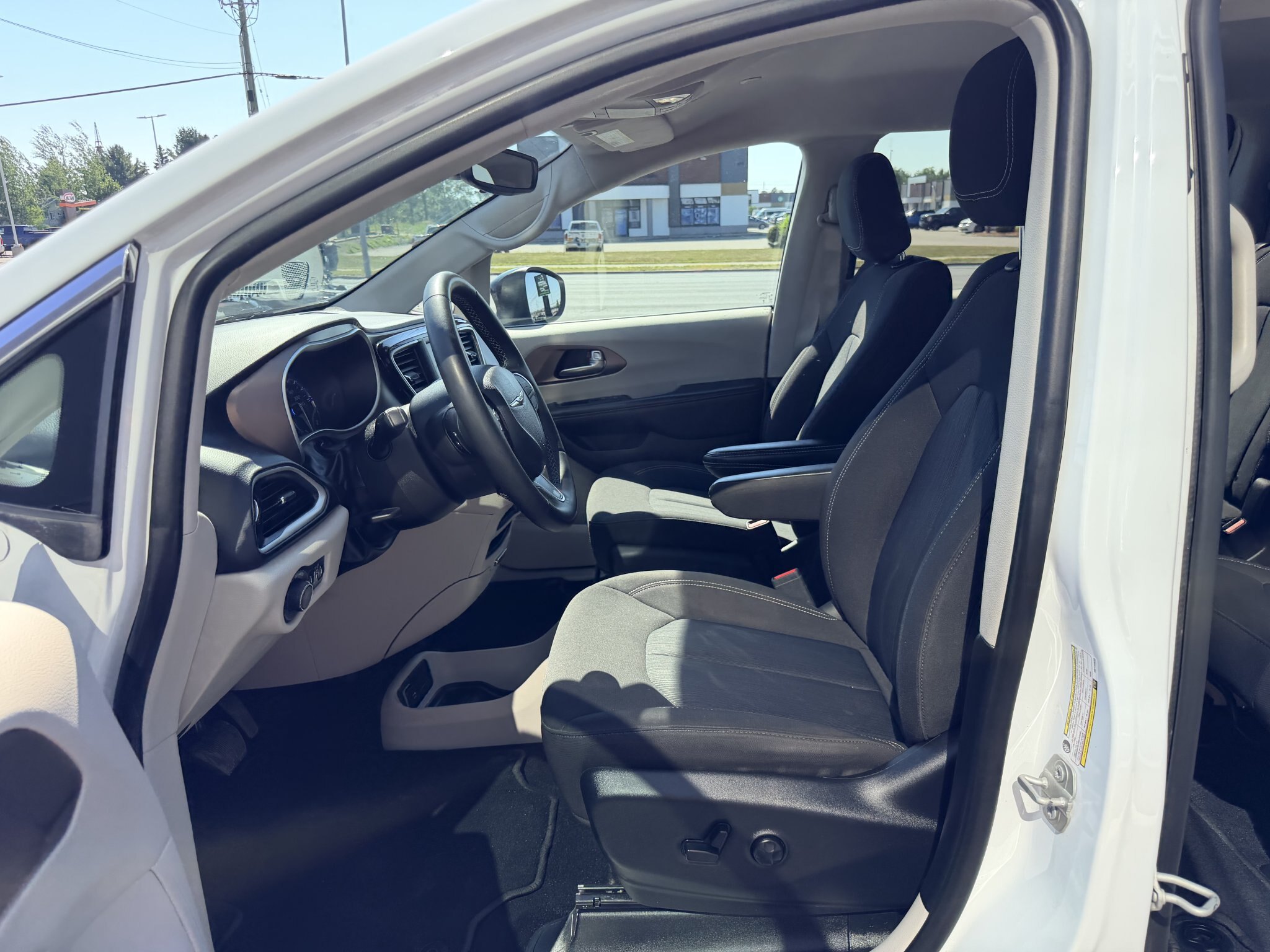 2024 CHRYSLER GRAND CARAVAN SXT FWD WHITE (PREVIOUS RENTAL) 7 PASSENGER SEATING W/REMOTE START, POWER SLIDING DOORS, AND POWER LIFTGATE, HEATED SEATS, HEATED STEERING WHEEL AND REARVIEW CAMERA!!