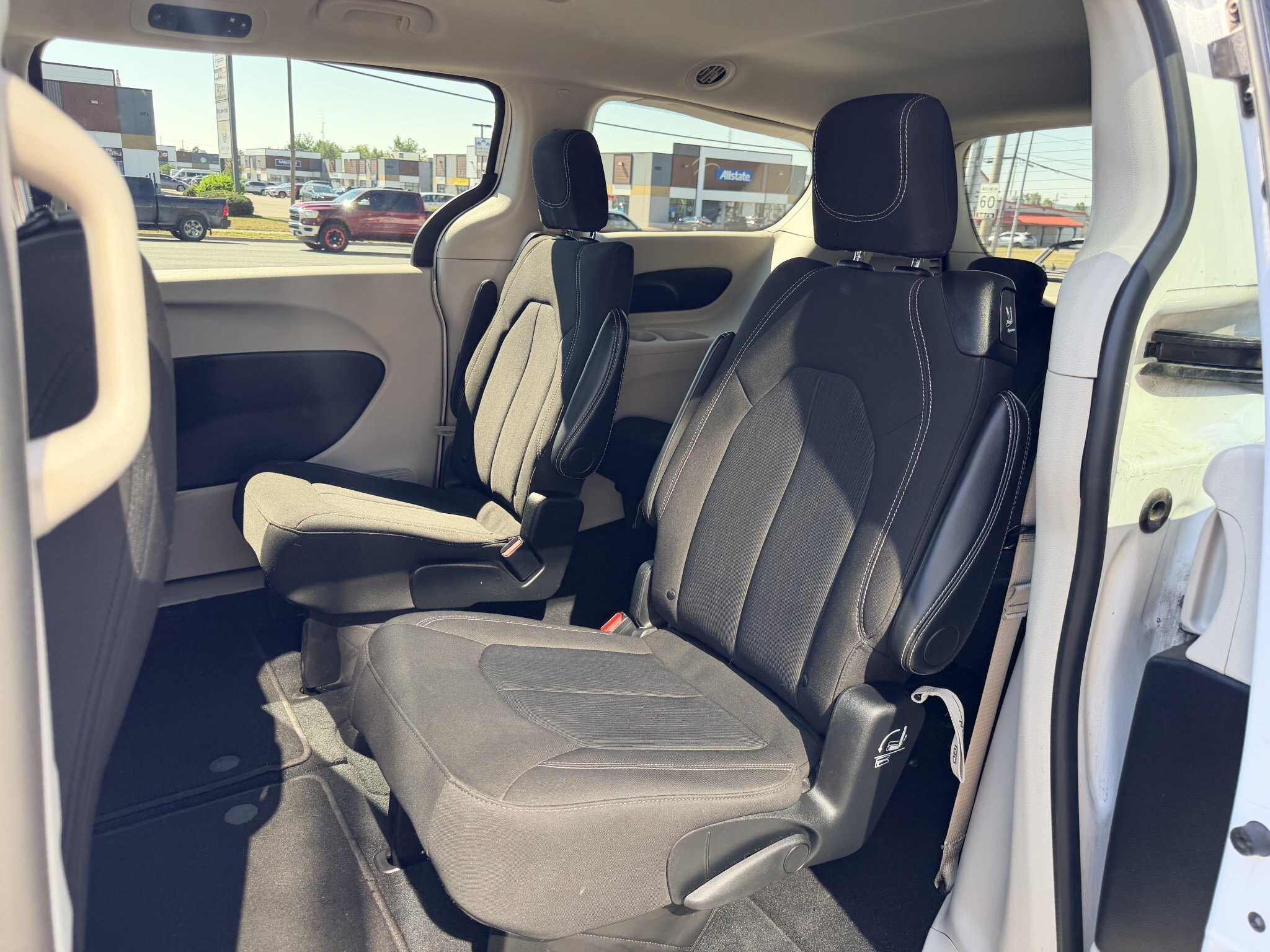 2024 CHRYSLER GRAND CARAVAN SXT FWD WHITE (PREVIOUS RENTAL) 7 PASSENGER SEATING W/REMOTE START, POWER SLIDING DOORS, AND POWER LIFTGATE, HEATED SEATS, HEATED STEERING WHEEL AND REARVIEW CAMERA!!