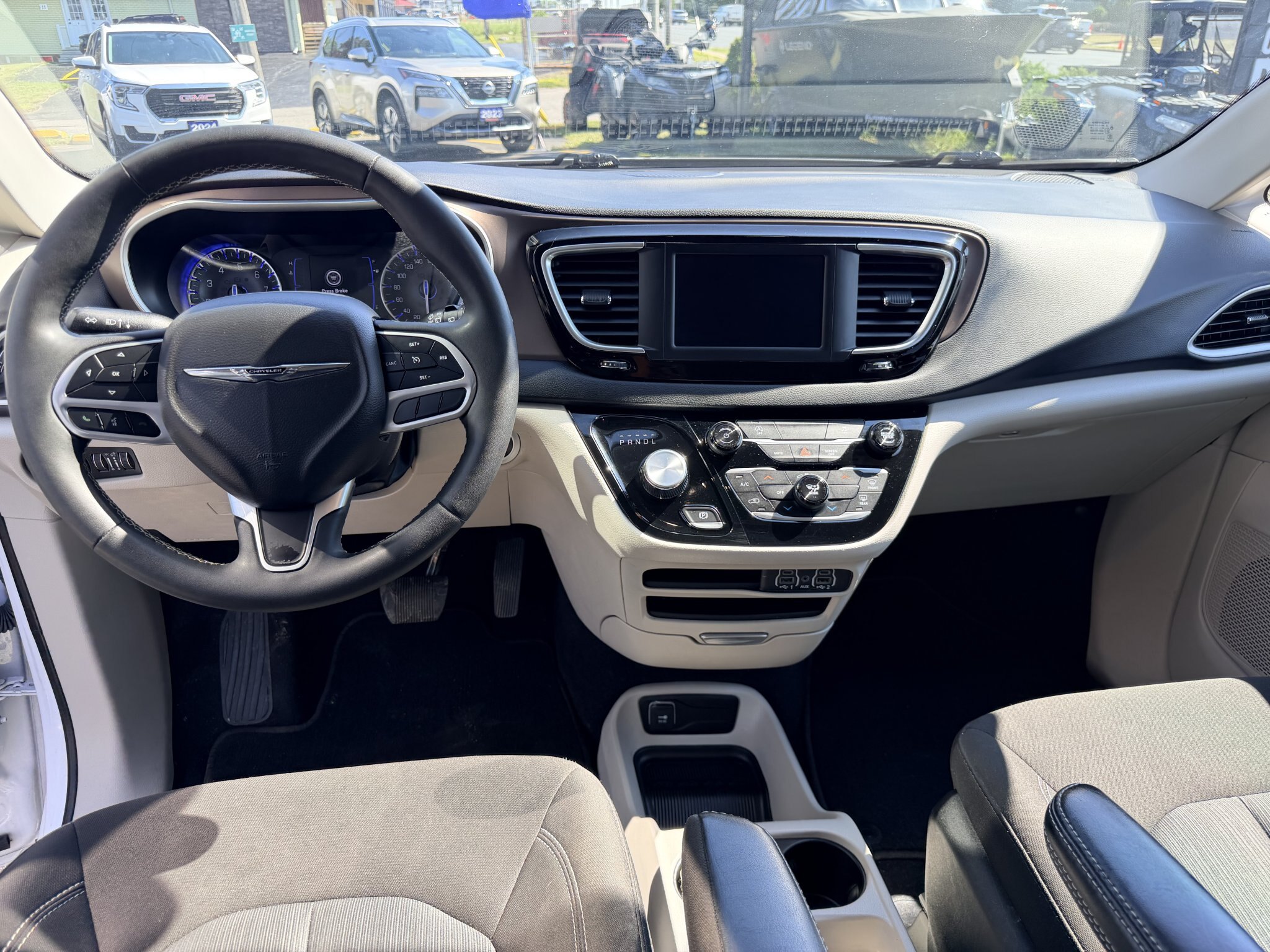 2024 CHRYSLER GRAND CARAVAN SXT FWD WHITE (PREVIOUS RENTAL) 7 PASSENGER SEATING W/REMOTE START, POWER SLIDING DOORS, AND POWER LIFTGATE, HEATED SEATS, HEATED STEERING WHEEL AND REARVIEW CAMERA!!