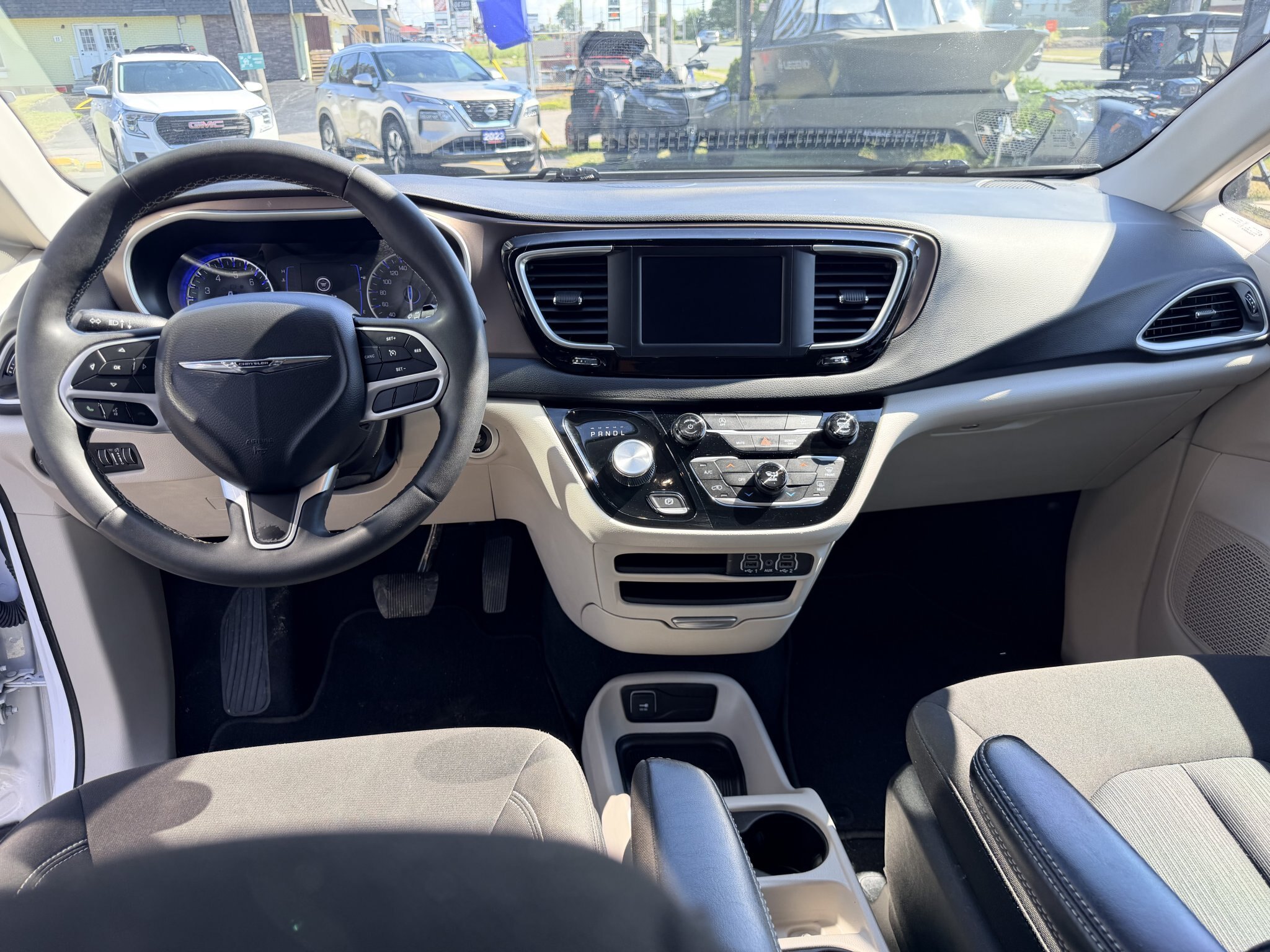 2024 CHRYSLER GRAND CARAVAN SXT FWD WHITE (PREVIOUS RENTAL) 7 PASSENGER SEATING W/REMOTE START, POWER SLIDING DOORS, AND POWER LIFTGATE, HEATED SEATS, HEATED STEERING WHEEL AND REARVIEW CAMERA!!