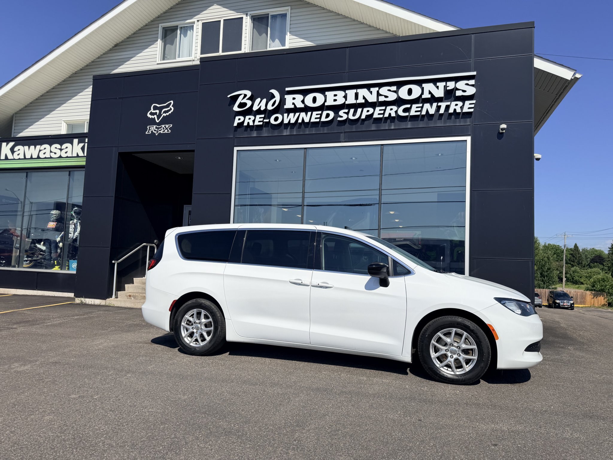 2024 CHRYSLER GRAND CARAVAN SXT FWD WHITE (PREVIOUS RENTAL) 7 PASSENGER SEATING W/REMOTE START, POWER SLIDING DOORS, AND POWER LIFTGATE, HEATED SEATS, HEATED STEERING WHEEL AND REARVIEW CAMERA!!