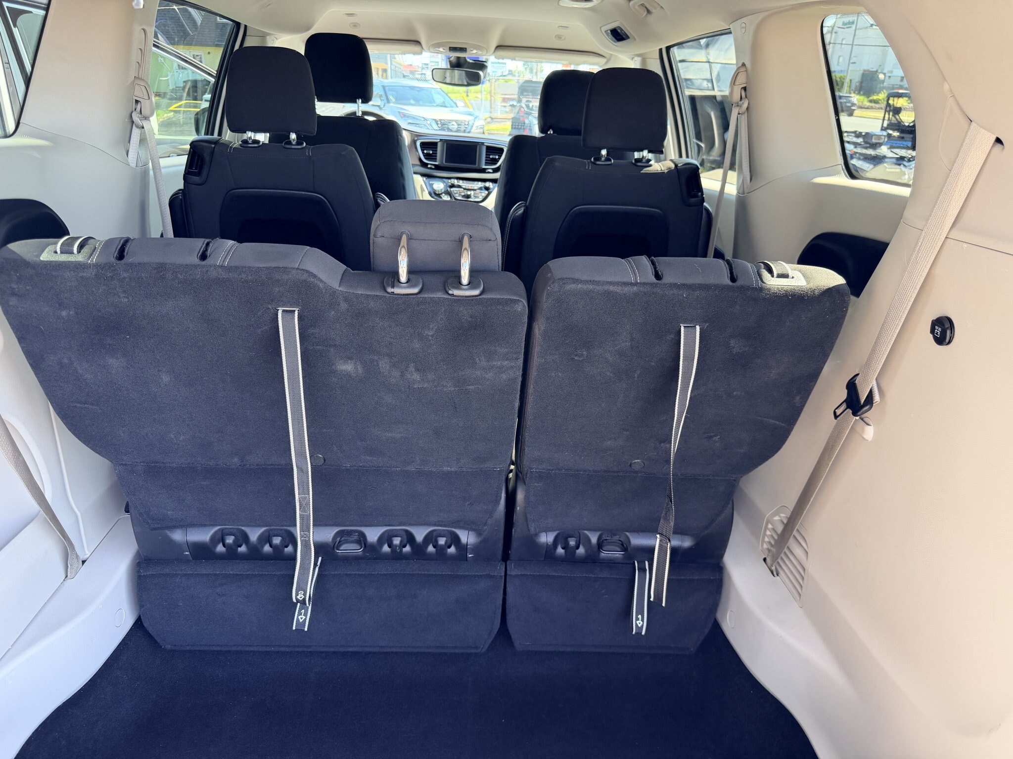 2024 CHRYSLER GRAND CARAVAN SXT FWD WHITE (PREVIOUS RENTAL) 7 PASSENGER SEATING W/REMOTE START, POWER SLIDING DOORS, AND POWER LIFTGATE, HEATED SEATS, HEATED STEERING WHEEL AND REARVIEW CAMERA!!