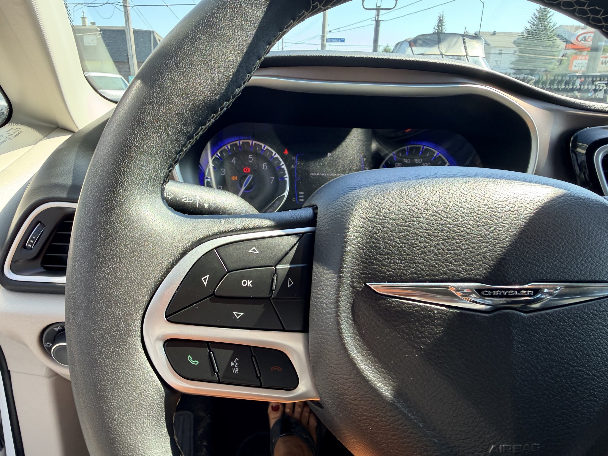 2024 CHRYSLER GRAND CARAVAN SXT FWD WHITE (PREVIOUS RENTAL) 7 PASSENGER SEATING W/REMOTE START, POWER SLIDING DOORS, AND POWER LIFTGATE, HEATED SEATS, HEATED STEERING WHEEL AND REARVIEW CAMERA!!