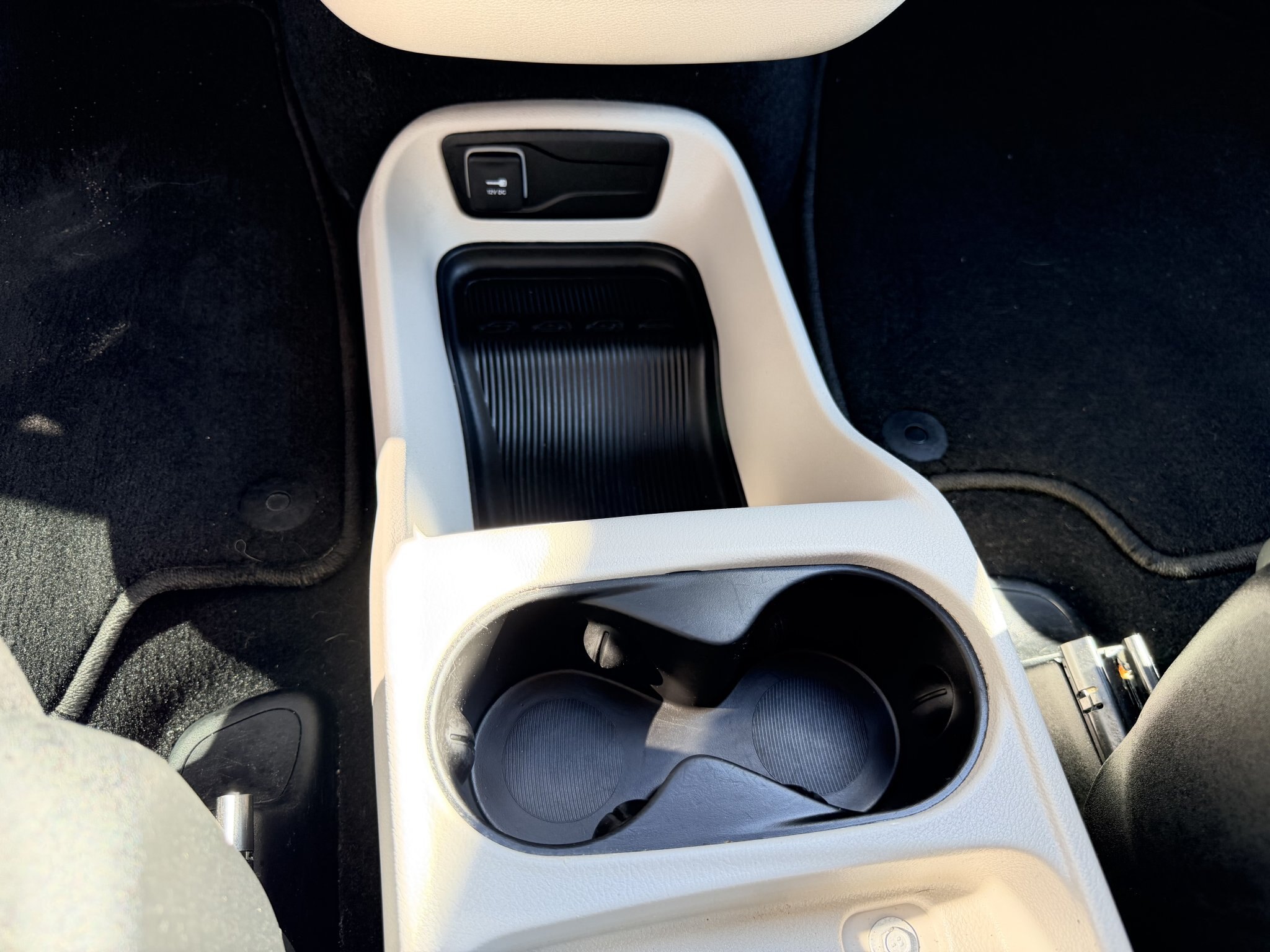 2024 CHRYSLER GRAND CARAVAN SXT FWD WHITE (PREVIOUS RENTAL) 7 PASSENGER SEATING W/REMOTE START, POWER SLIDING DOORS, AND POWER LIFTGATE, HEATED SEATS, HEATED STEERING WHEEL AND REARVIEW CAMERA!!