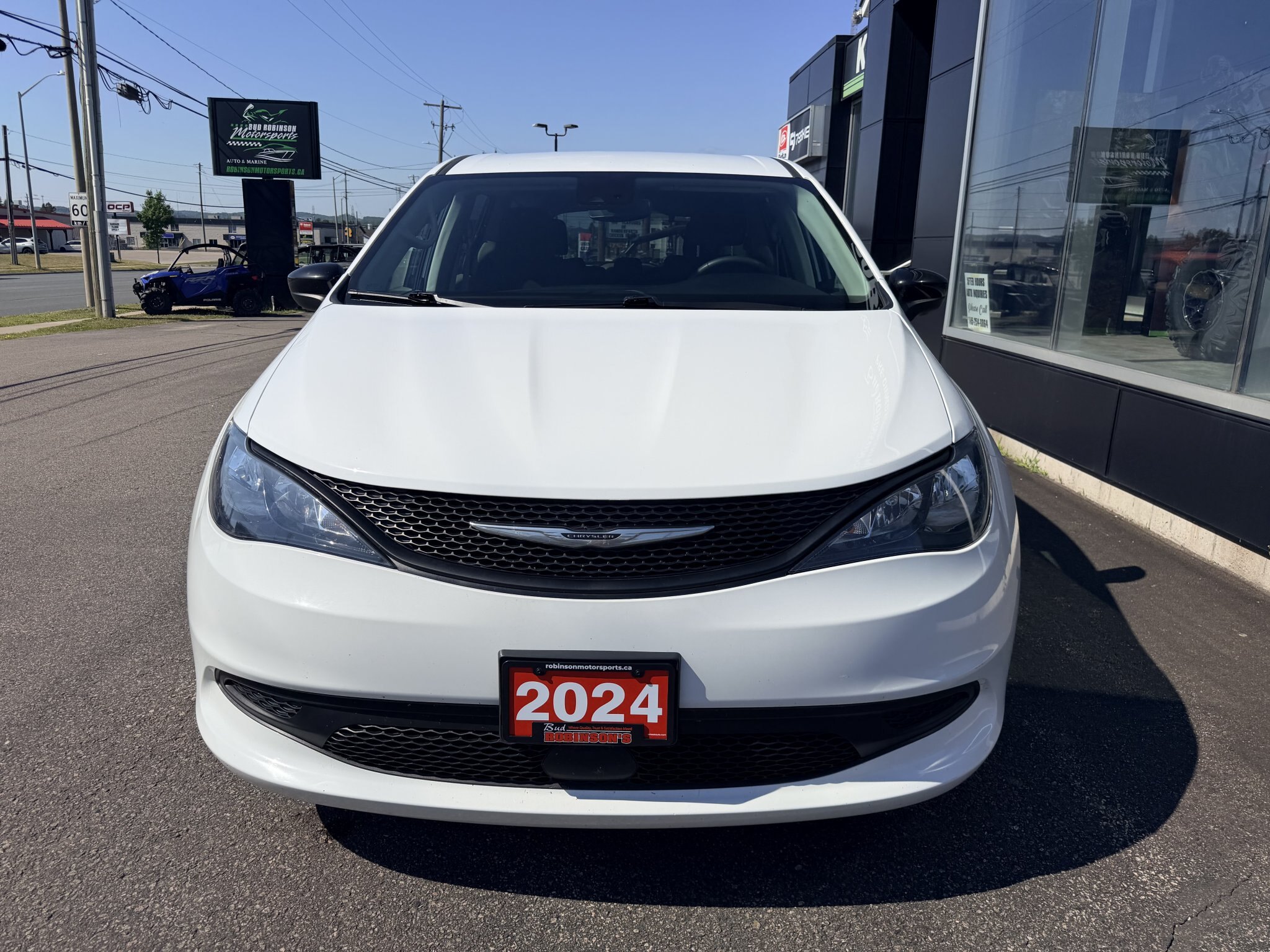 2024 CHRYSLER GRAND CARAVAN SXT FWD WHITE (PREVIOUS RENTAL) 7 PASSENGER SEATING W/REMOTE START, POWER SLIDING DOORS, AND POWER LIFTGATE, HEATED SEATS, HEATED STEERING WHEEL AND REARVIEW CAMERA!!