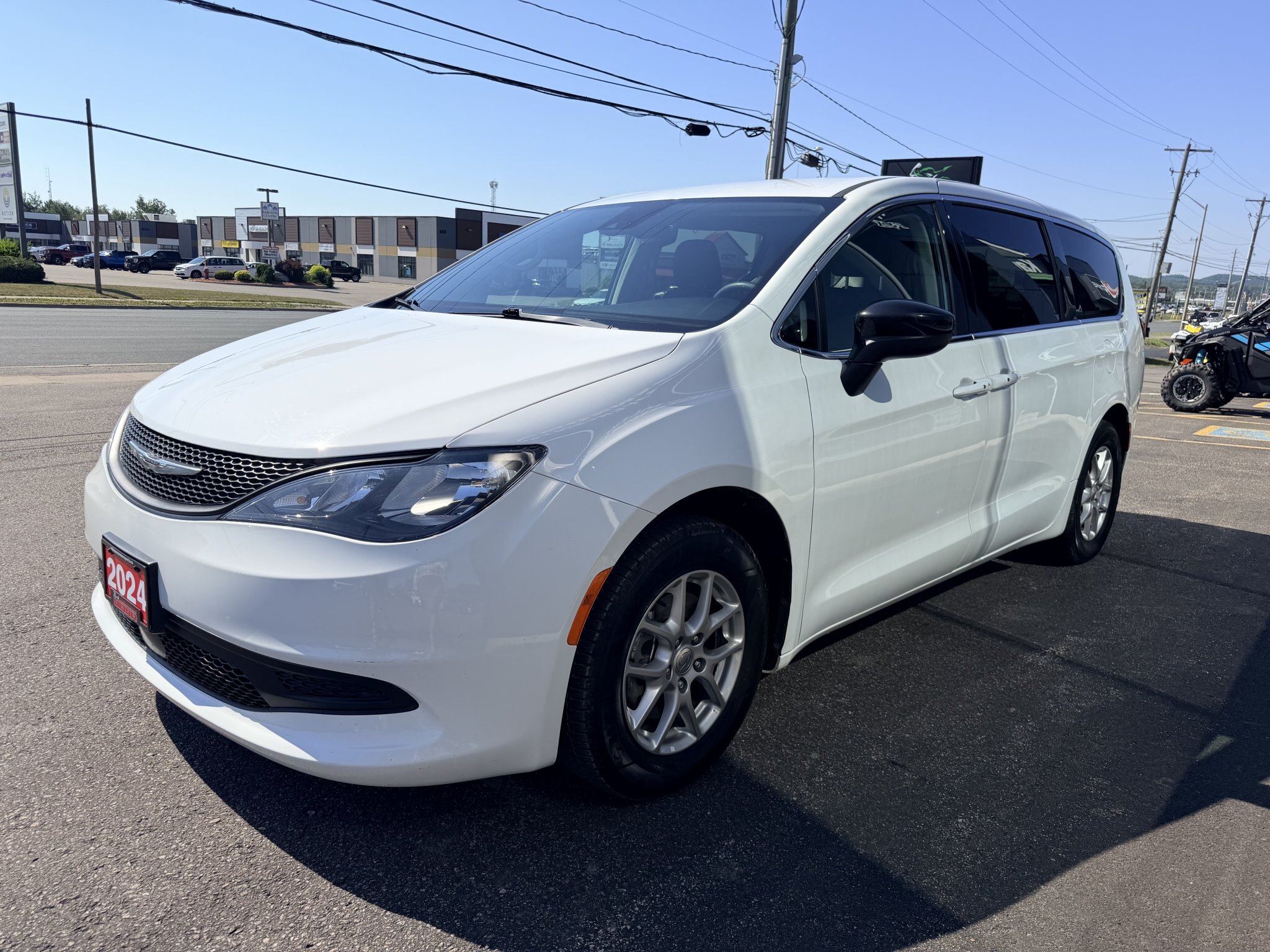 2024 CHRYSLER GRAND CARAVAN SXT FWD WHITE (PREVIOUS RENTAL) 7 PASSENGER SEATING W/REMOTE START, POWER SLIDING DOORS, AND POWER LIFTGATE, HEATED SEATS, HEATED STEERING WHEEL AND REARVIEW CAMERA!!